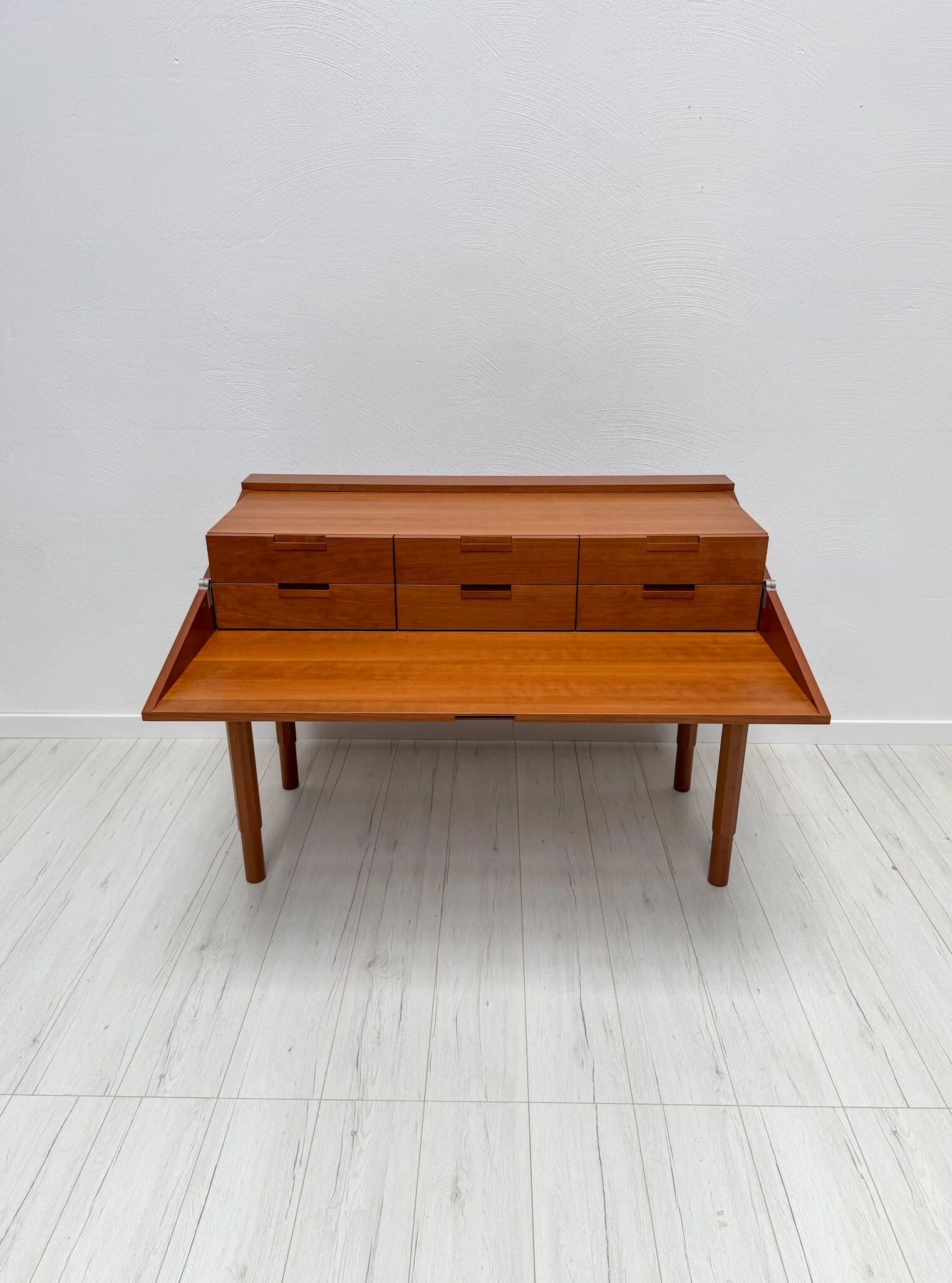 Bureau postmoderne par Antonio Citterio pour B&B Italia en bois de cerisier, années 1980