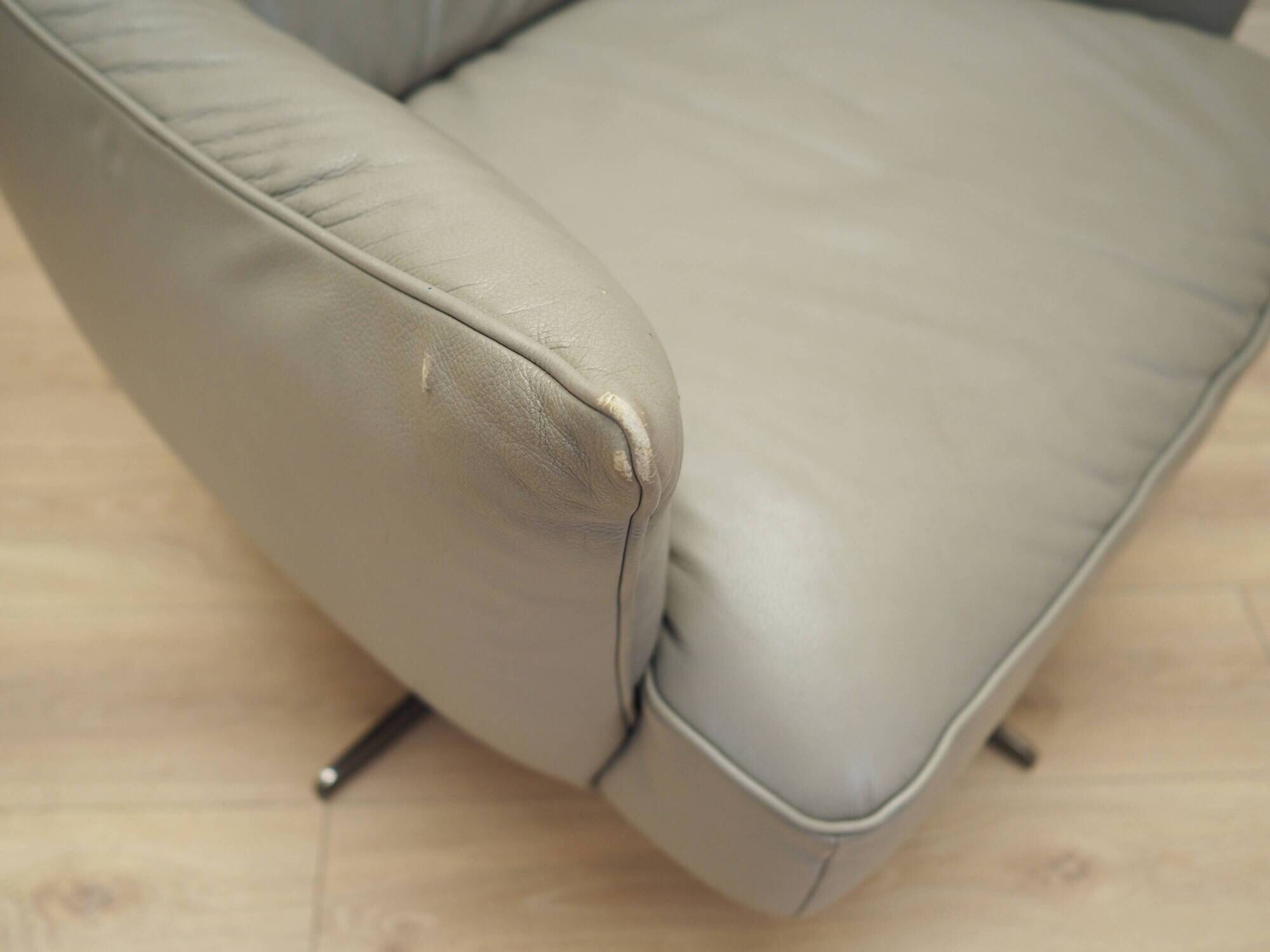Leather swivel armchair, Italian design, 1990s, manufacture: Natuzzi