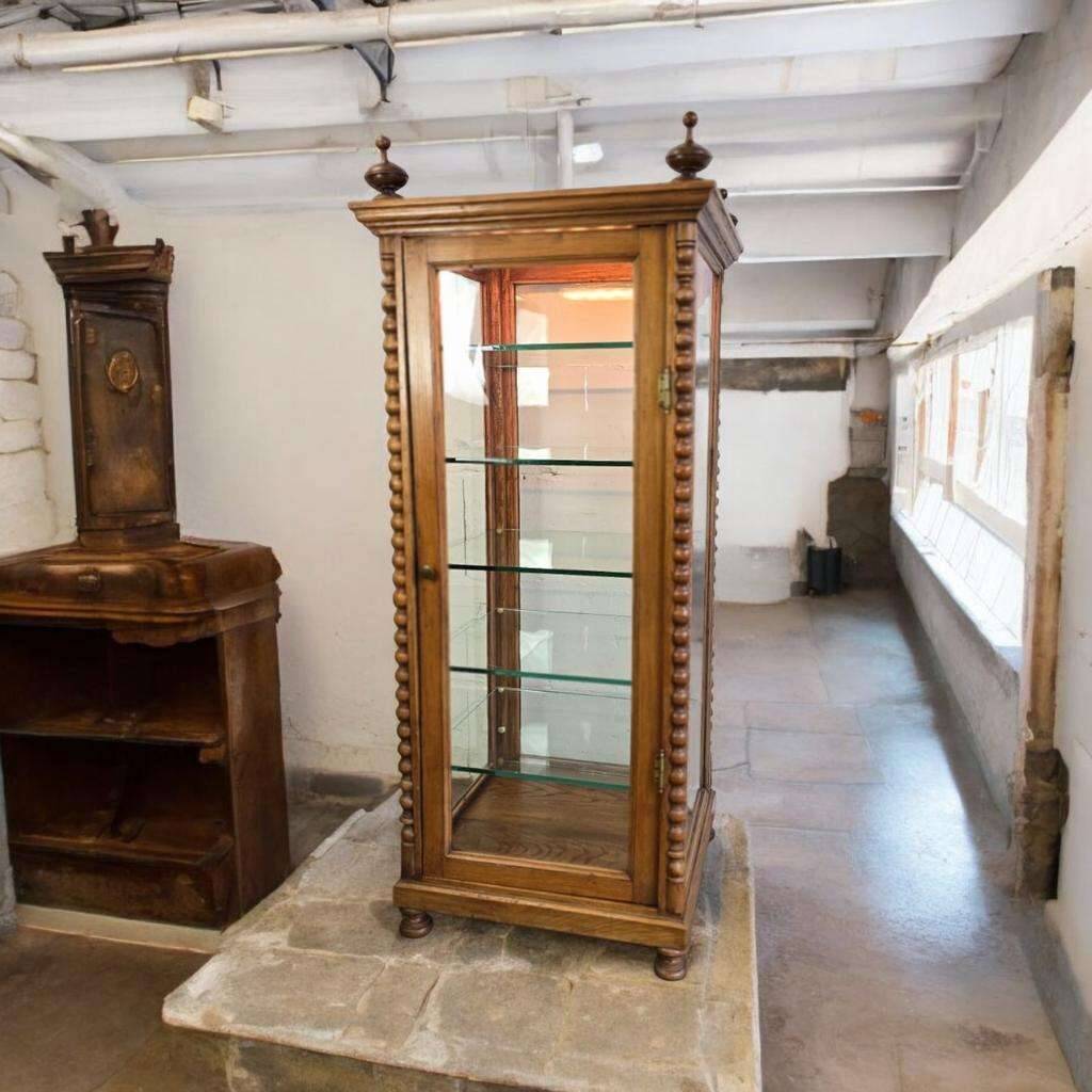 Vitrine vintage en bois avec accent de bobine : verre 4 côtés