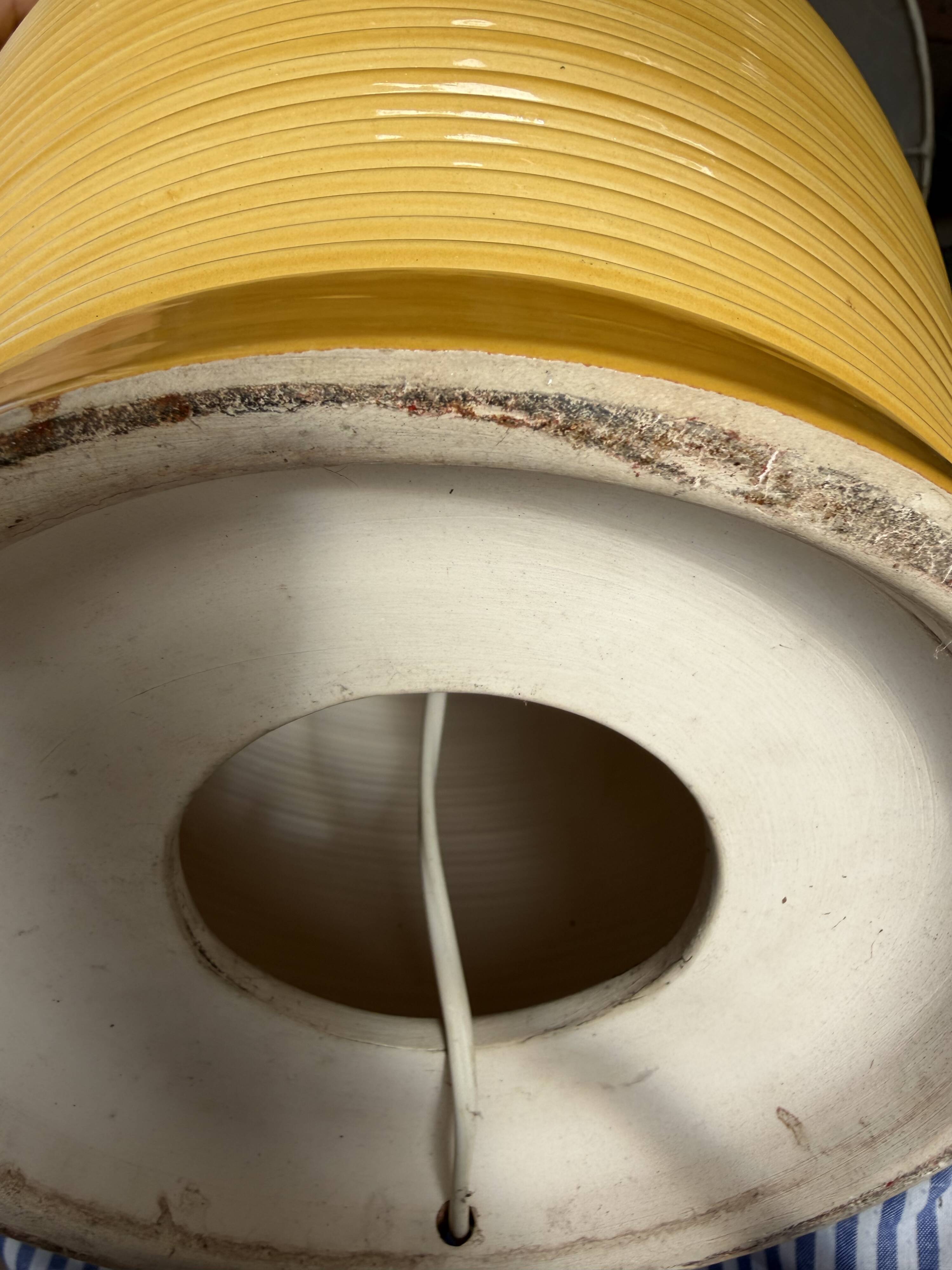 Grande lampe en céramique nervurée jaune moutarde 1970