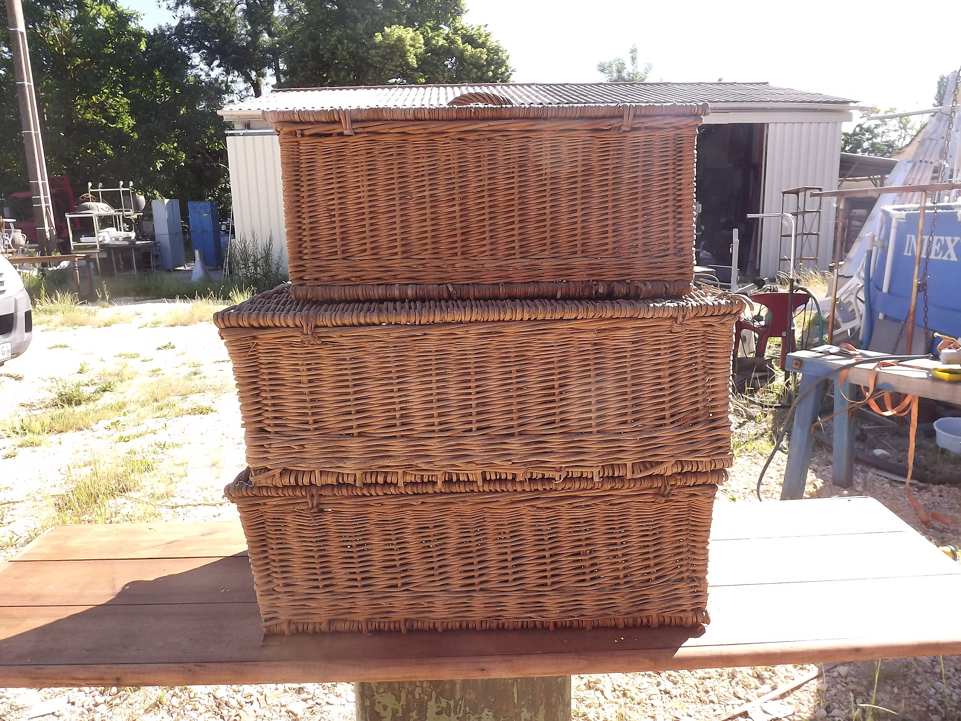 3 panières, old Wicker suitcases
