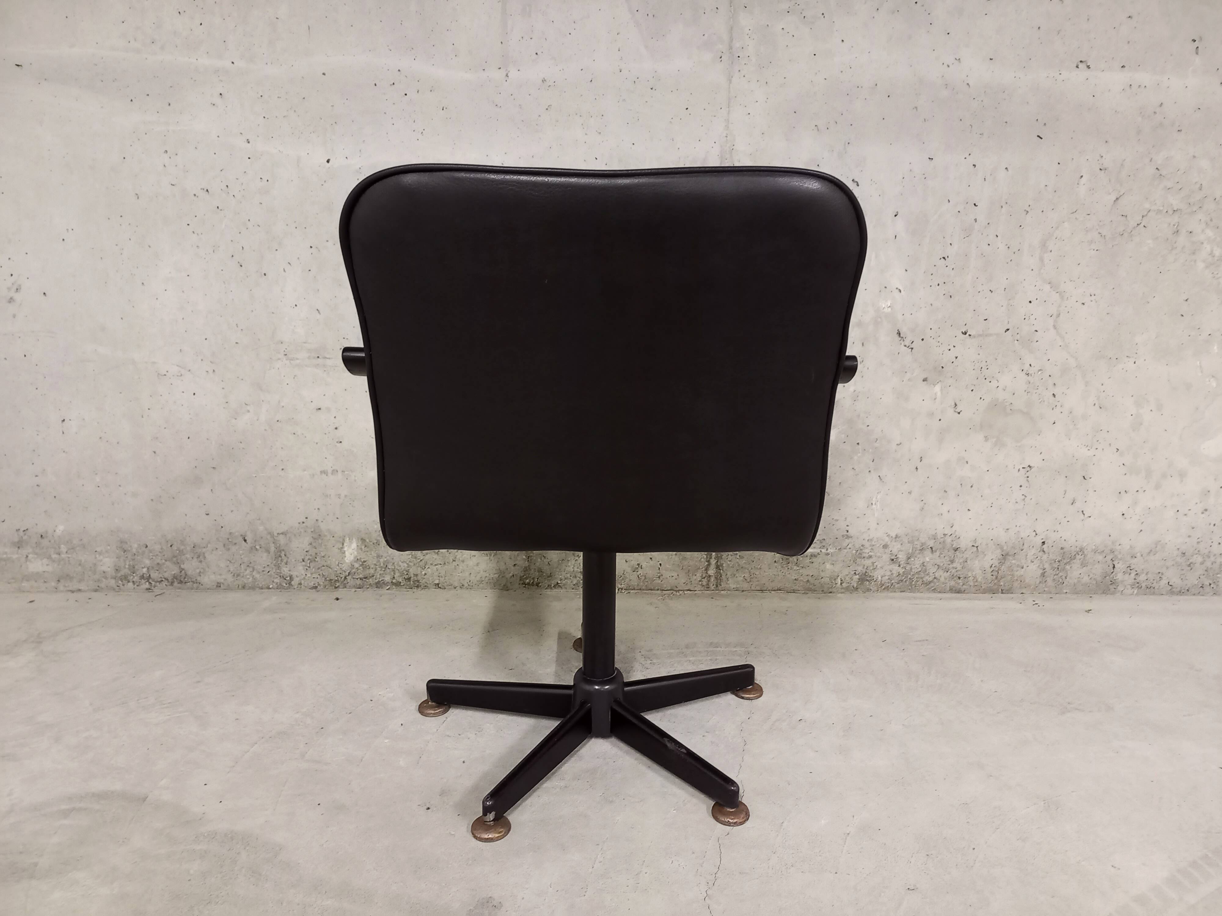 Vintage 70s swivel office chair in skai and black metal