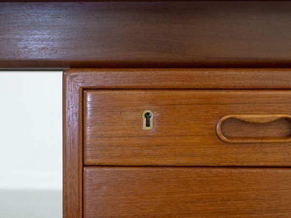 Office designed by Arne Vodder and produced by Vamo Sønderborg, Danemar