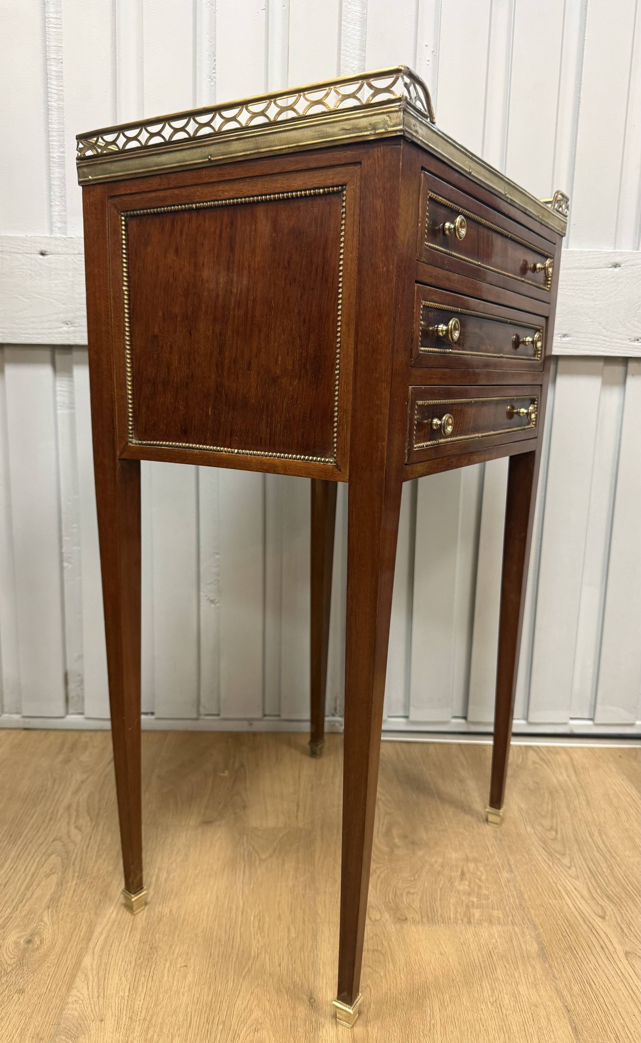 Table, chiffonnière en acajou