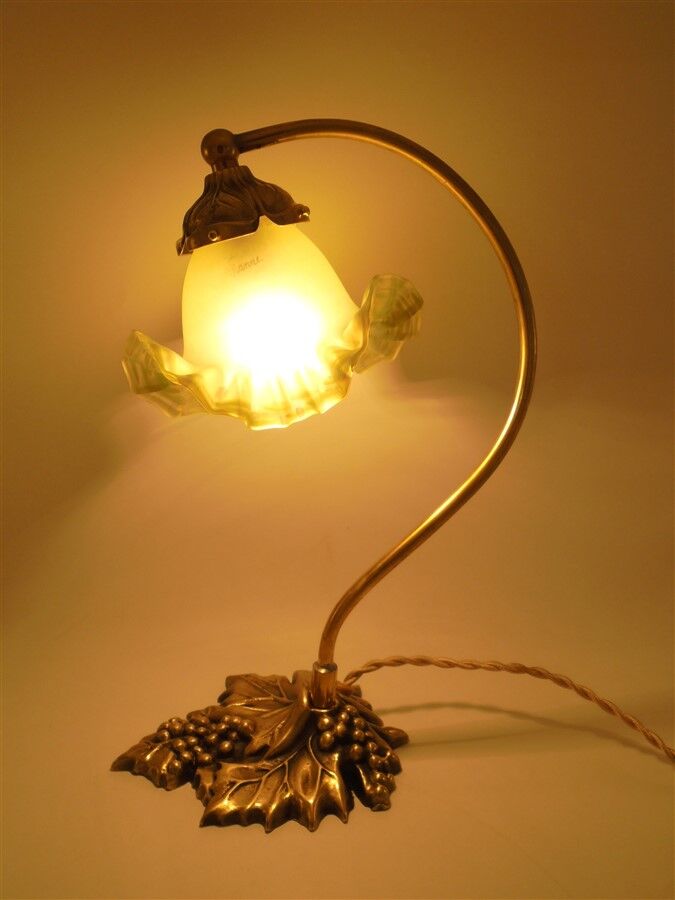 Lampe en laiton et tulipe signée "Vianne"