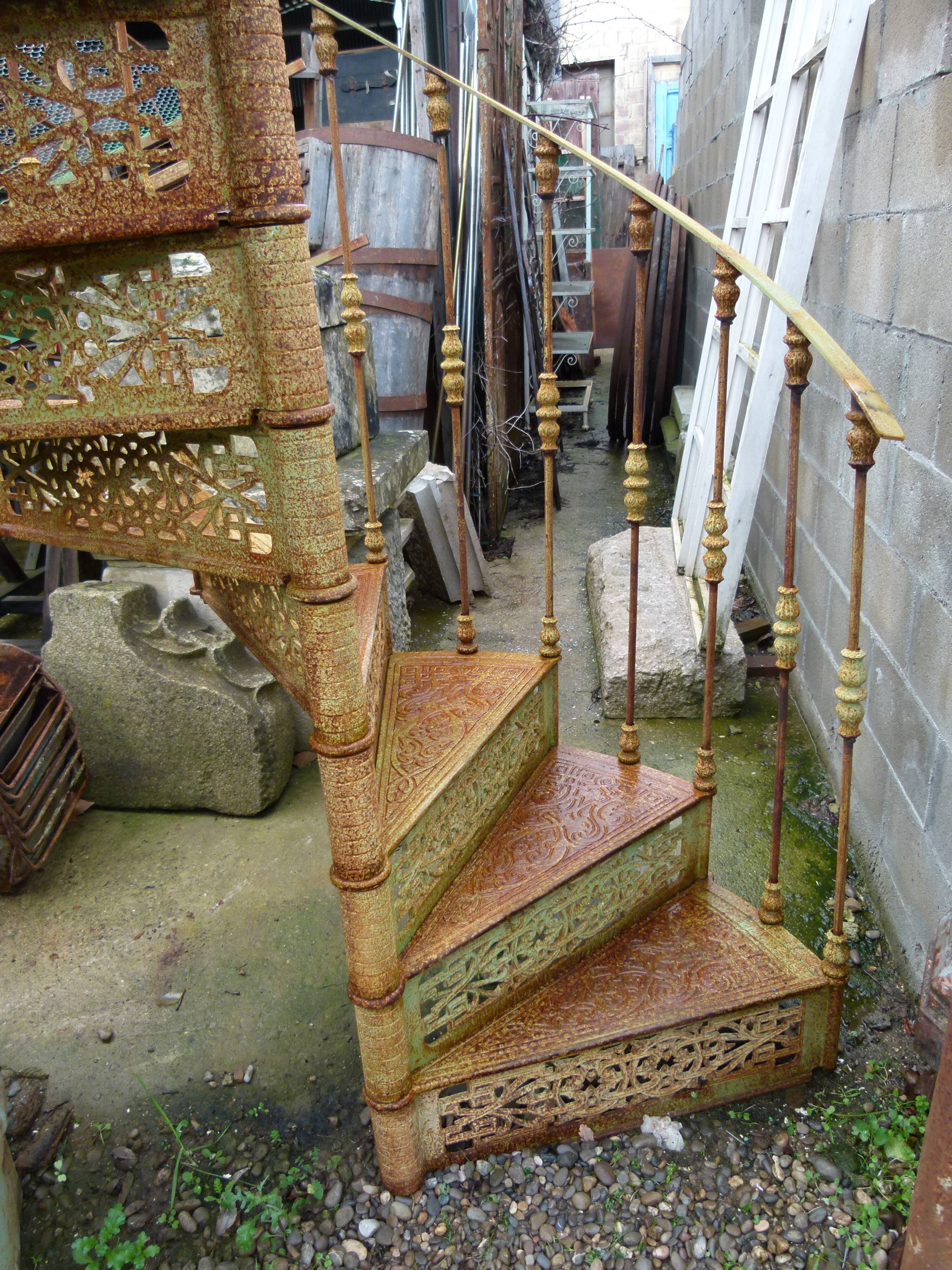 XXeme iron-cast spiral staircase