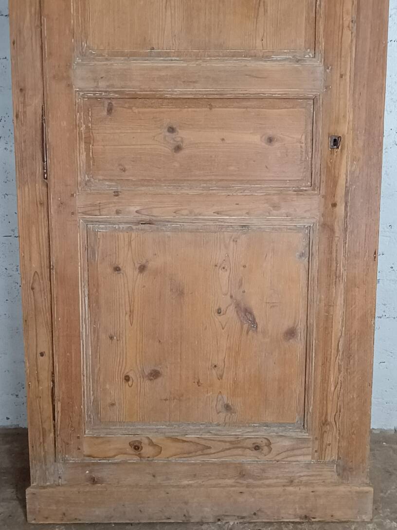 Rustic antique bonnetière in raw wood