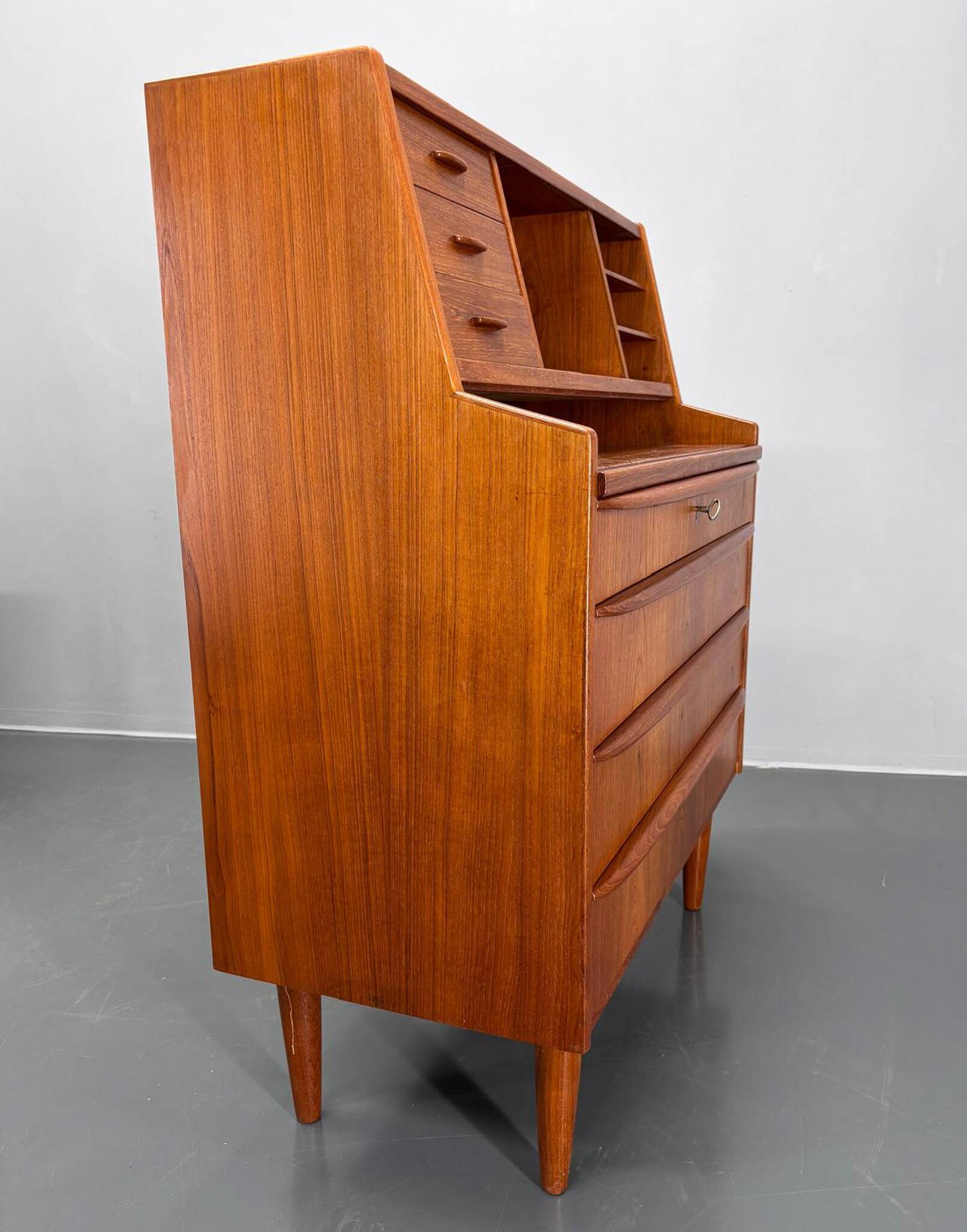 Commode à écrire en teck danois des années 1960