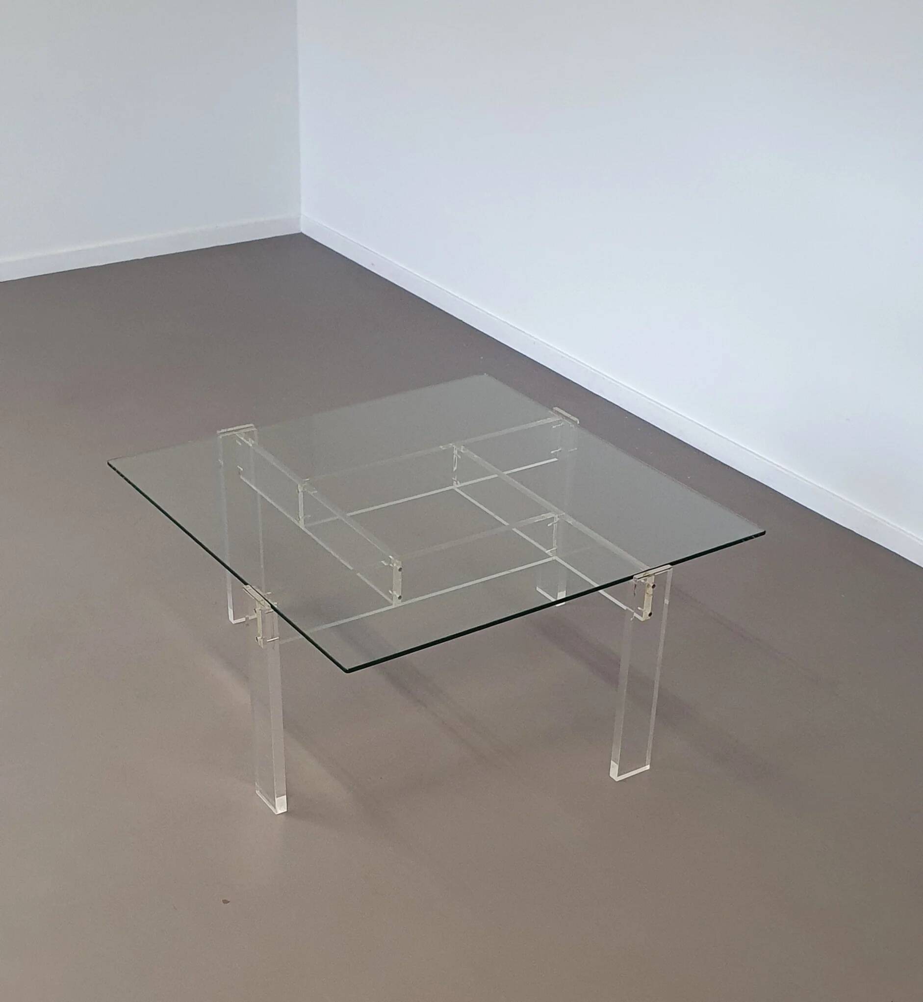 Table basse vintage de Swart. En verre acrylique avec plateau en verre.