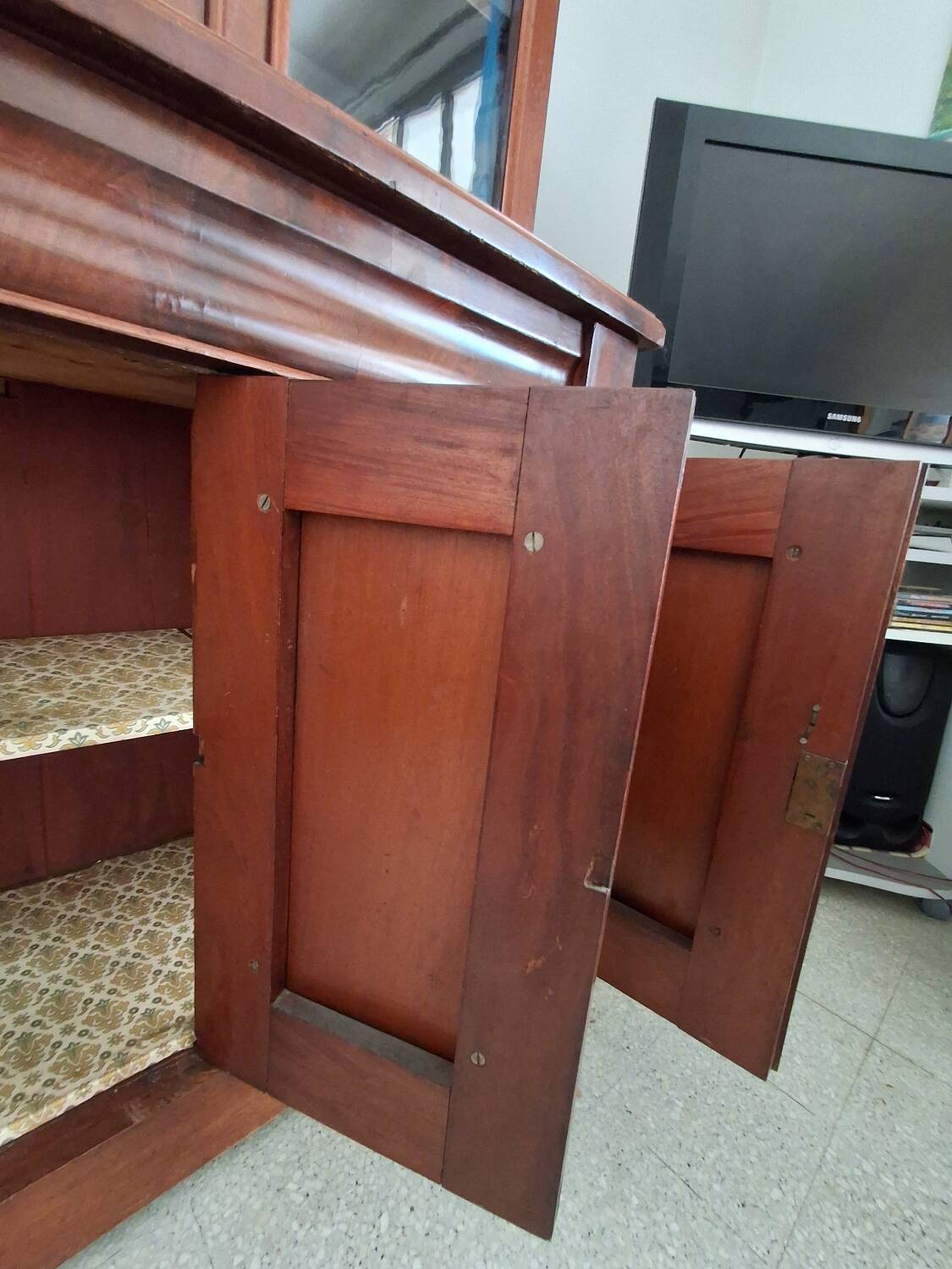 English display cabinet in mahogany