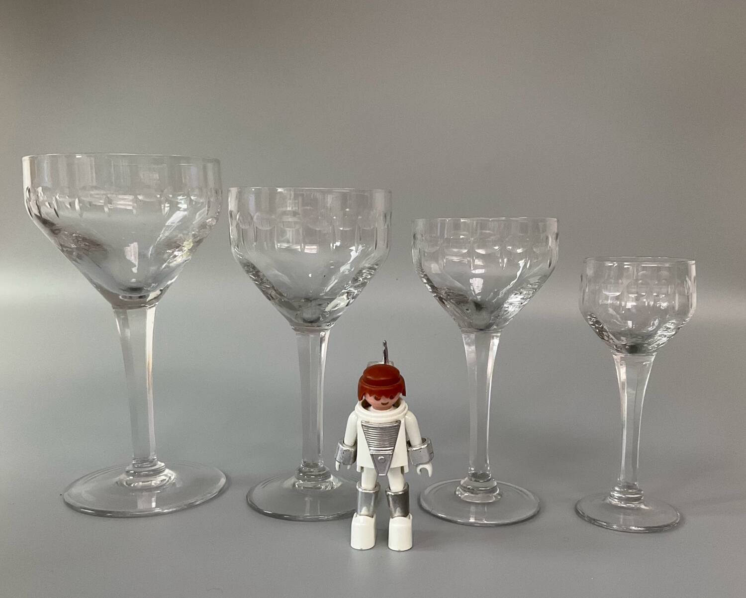 Stemmed glass service