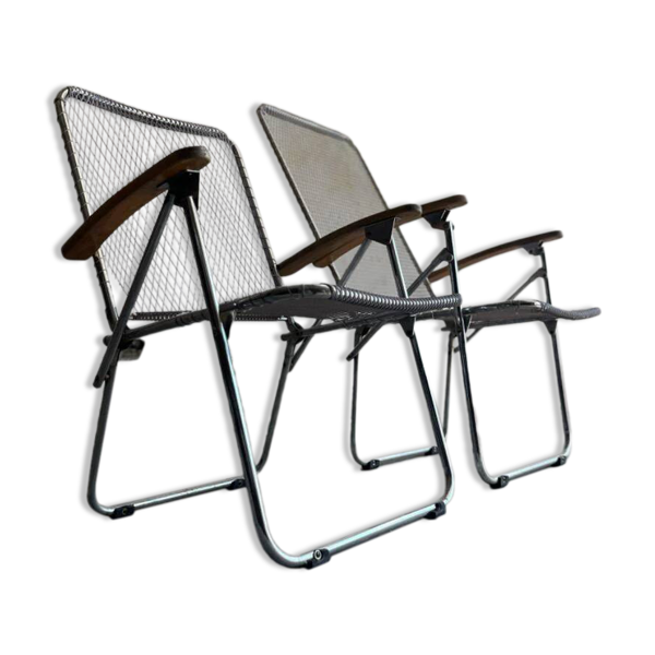 Paire de chaises pliantes vintage en fil d'aluminium argenté avec accoudoirs en bois — style industriel minimaliste