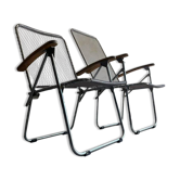 Paire de chaises pliantes vintage en fil d'aluminium argenté avec accoudoirs en bois — style industriel minimaliste