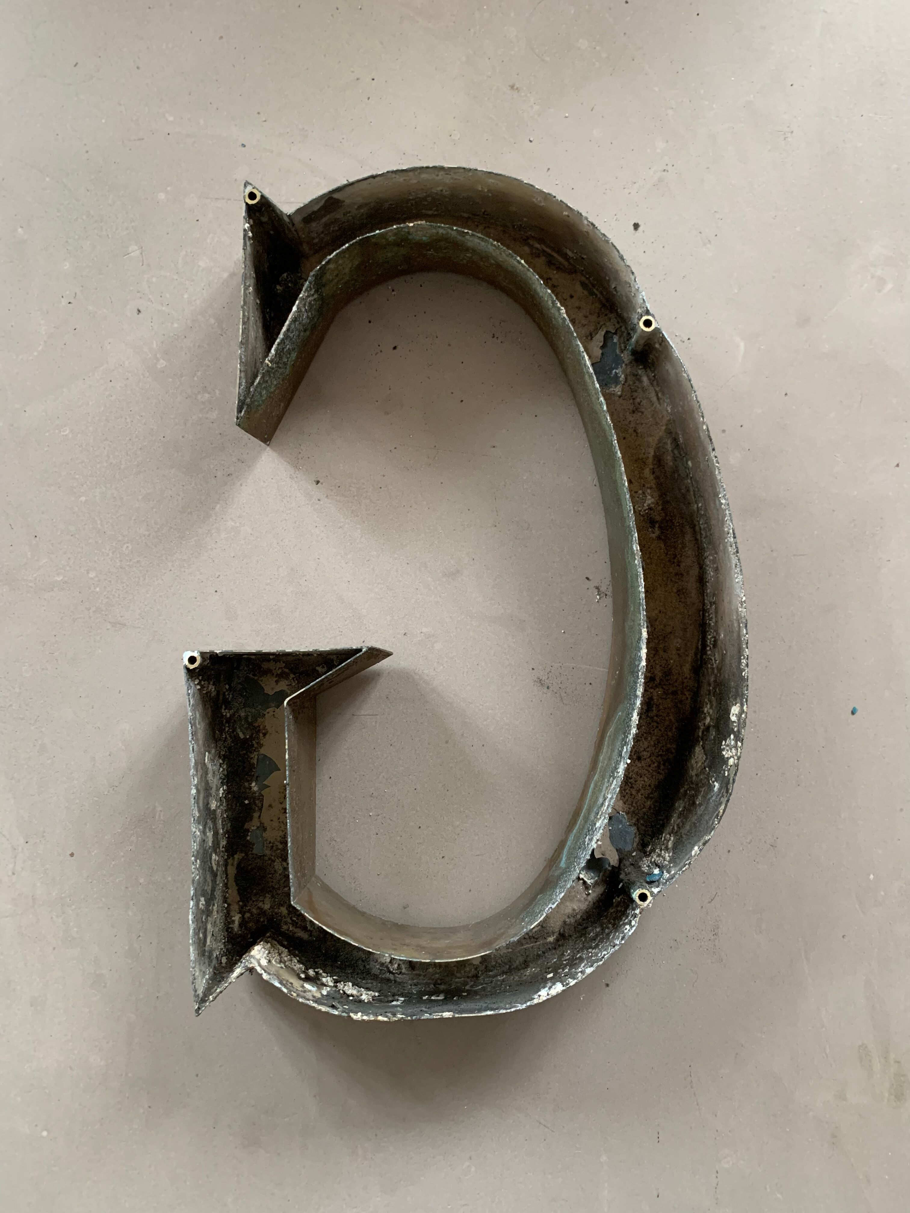 Old sign letter G