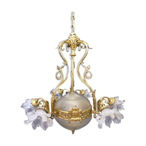 Lustre à têtes de béliers