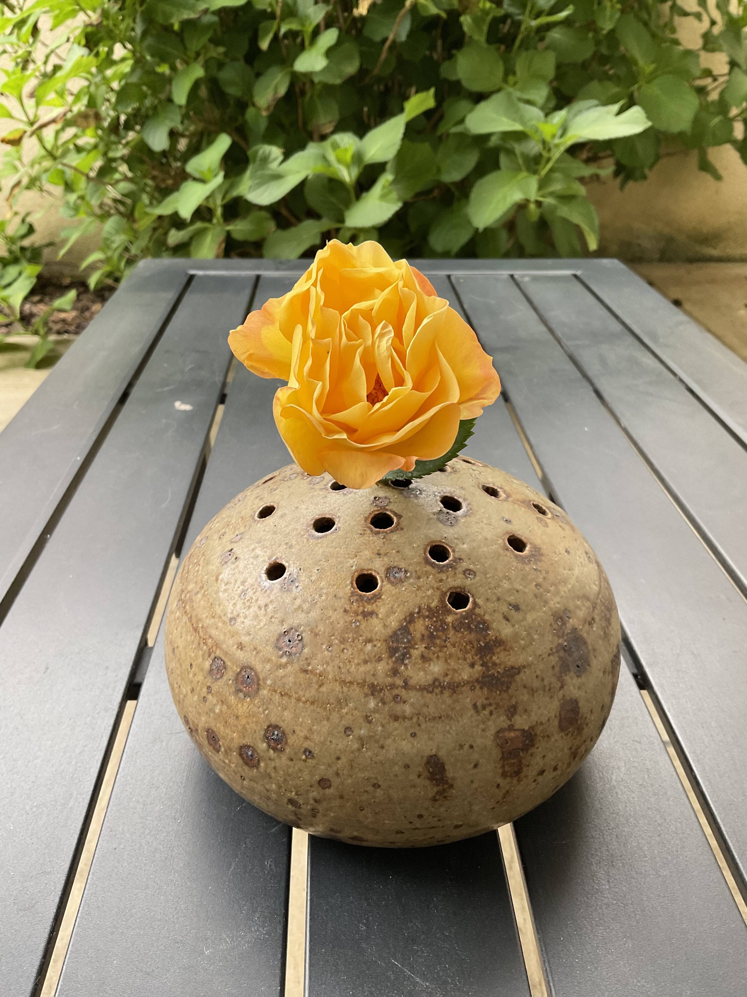 Pique fleurs ,boule en terre cuite.grès.vintage