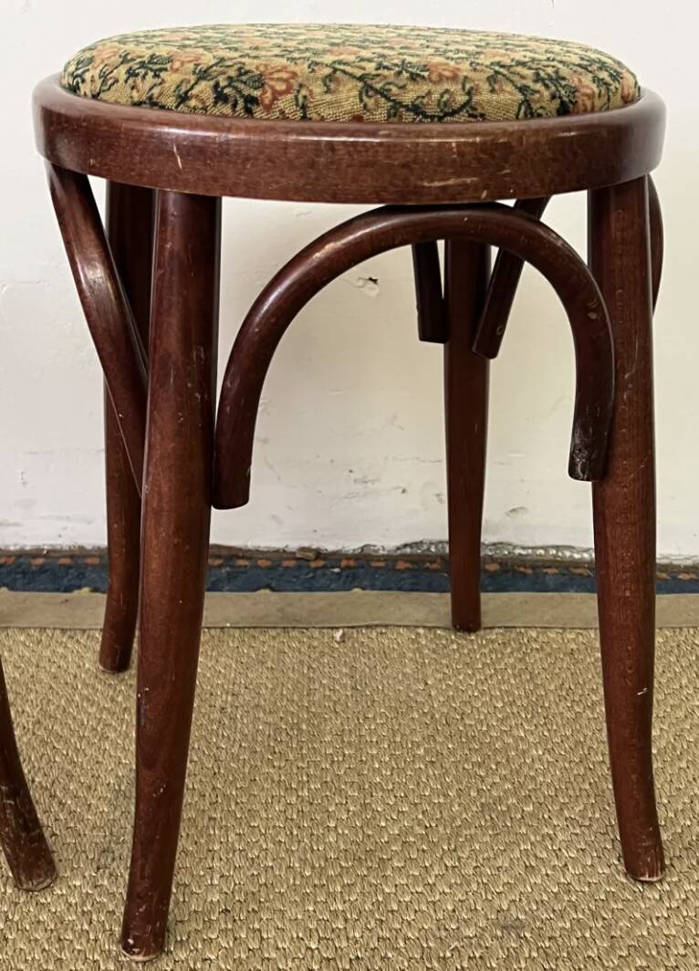 Paire de tabourets bas en bois courbé style "Thonet" vintage