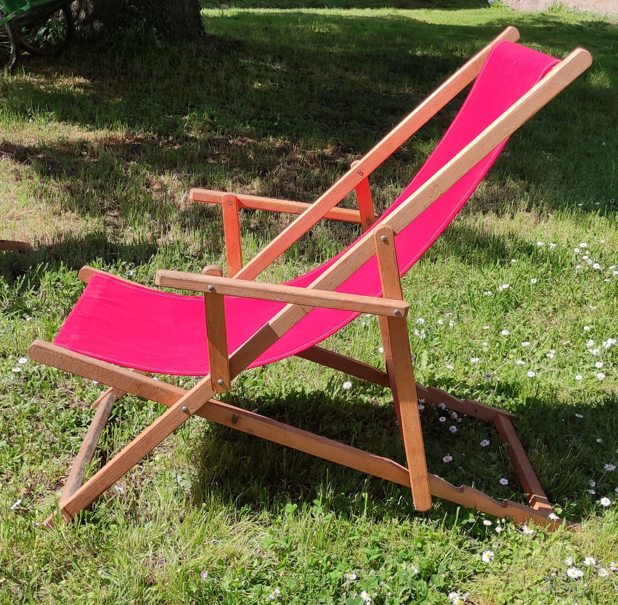 Pair of Chilean women/vintage deckchairs