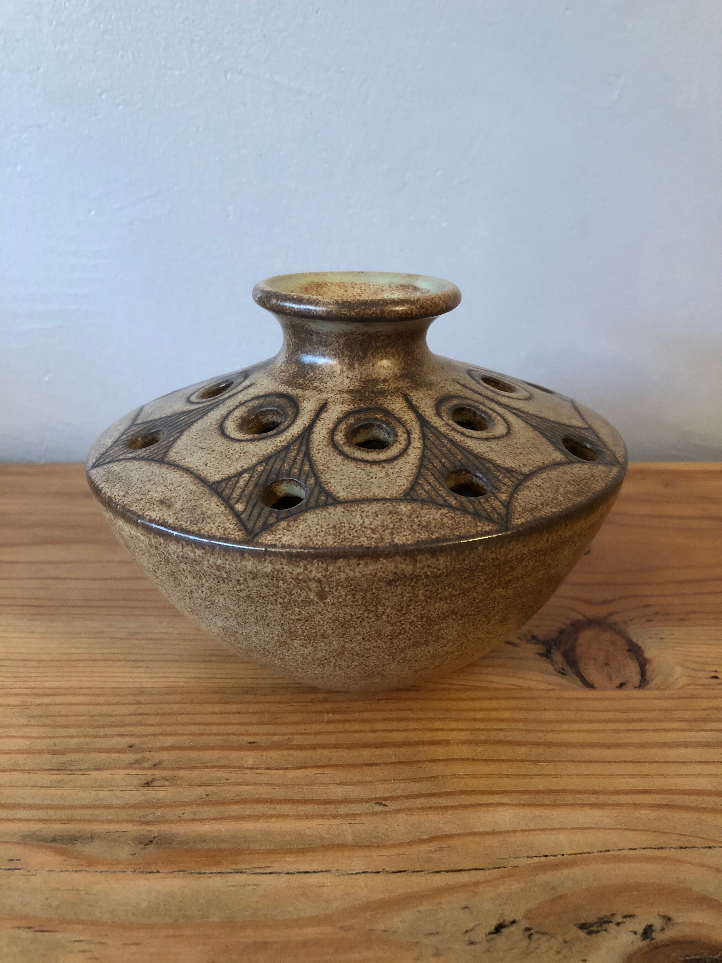 Ceramic flower-base vase