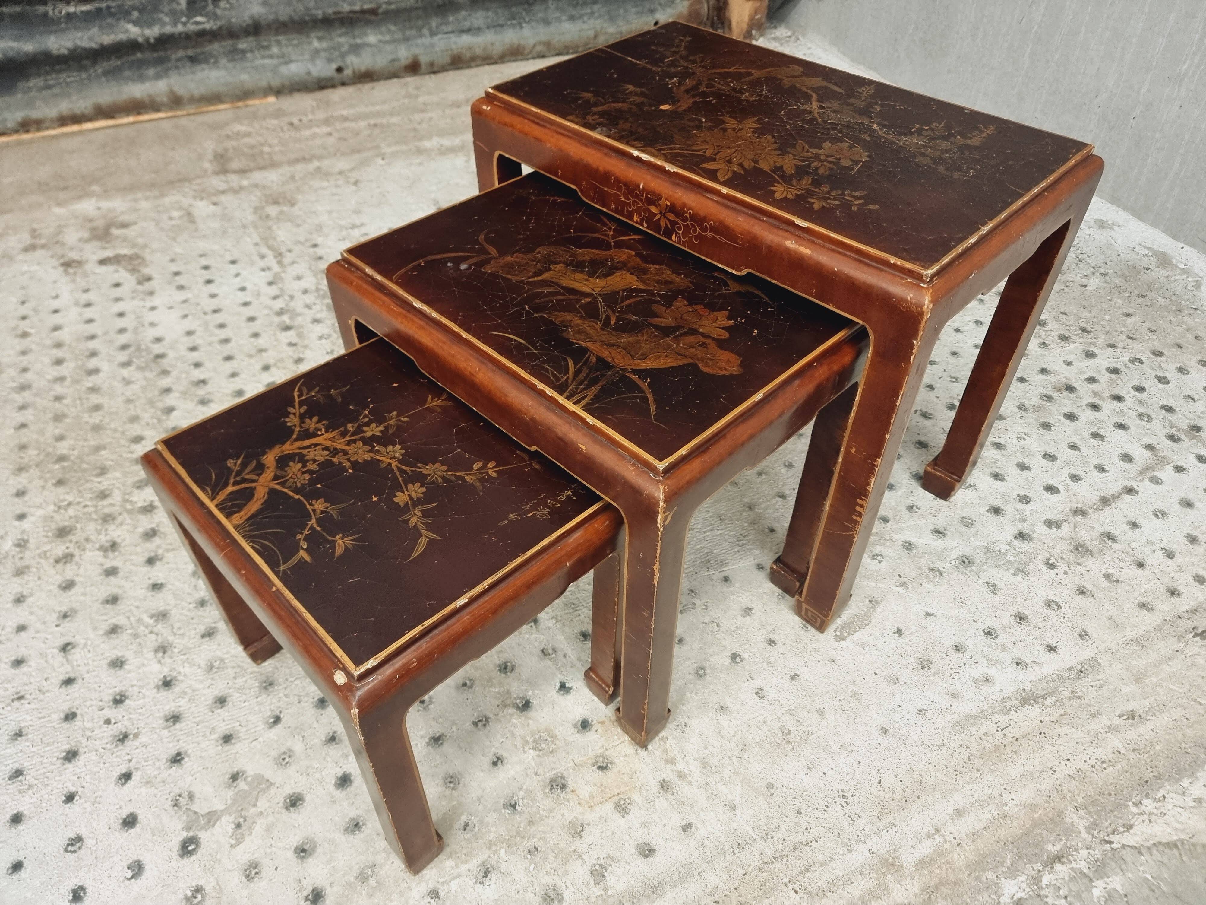 Ancien ensemble de tables gigognes de style oriental