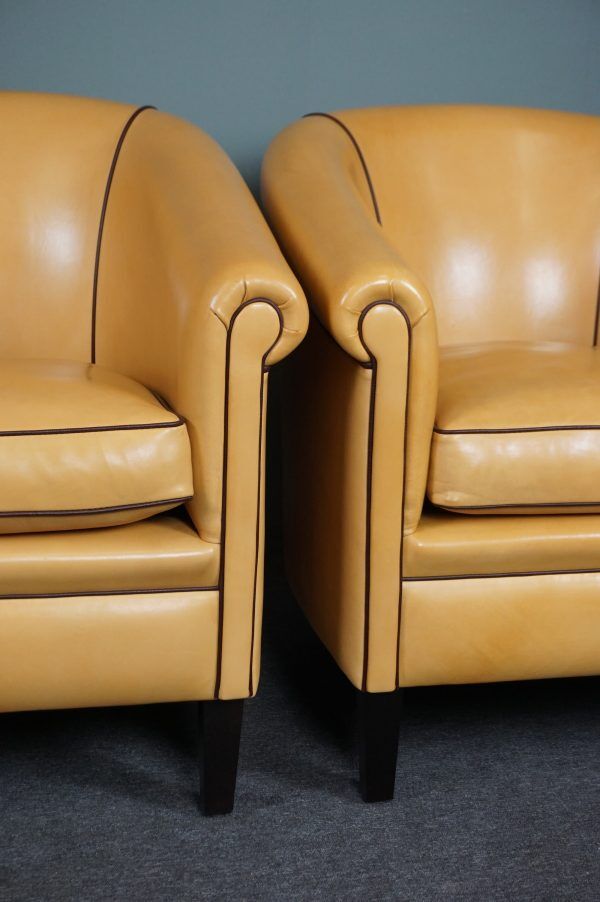 Set of 2 club chairs in blond sheepskin