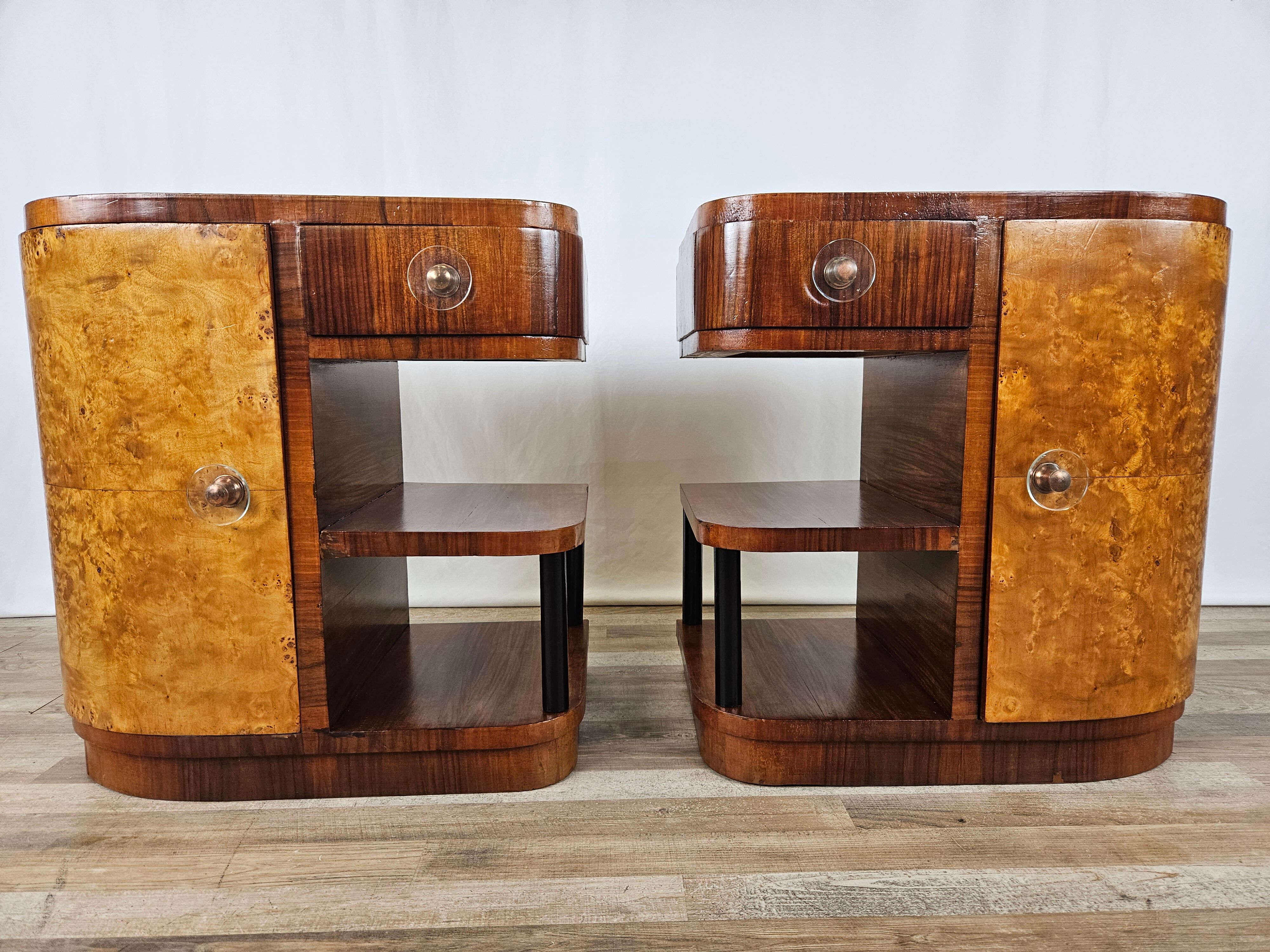 Pair of Art Decò bedside tables in walnut and thuja