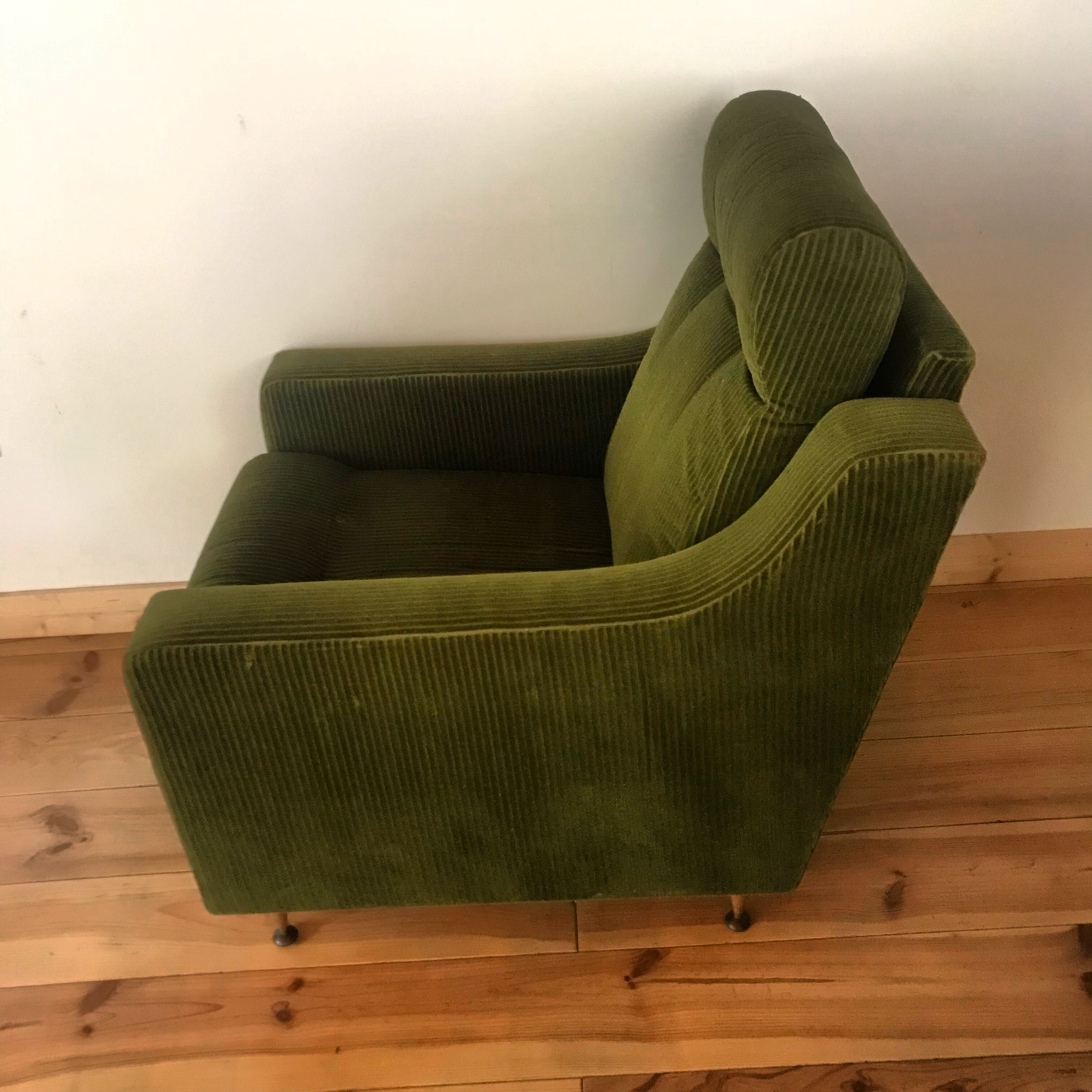 Fauteuil club vintage en velours cotelé.