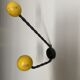 Patère vintage 2 boules en bois jaune