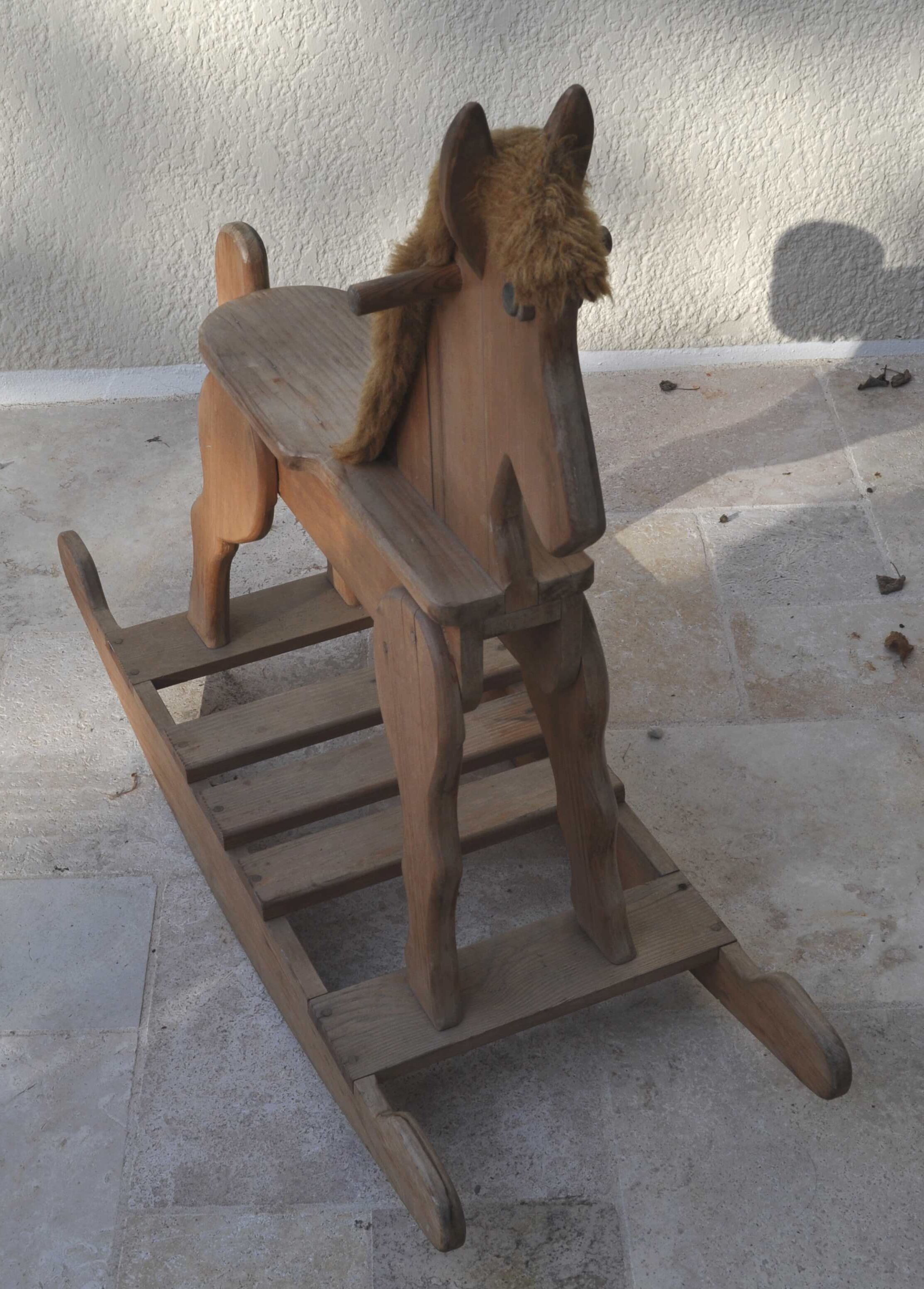 Cheval à bascule en bois