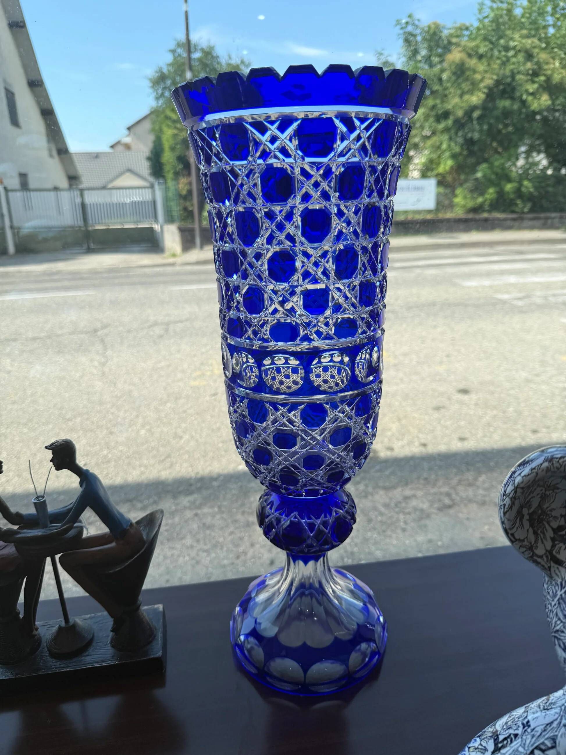 Cobalt blue cut crystal vase "The Great Owls" – Large model on a pedestal