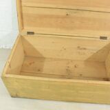 Malle en bois massif antique