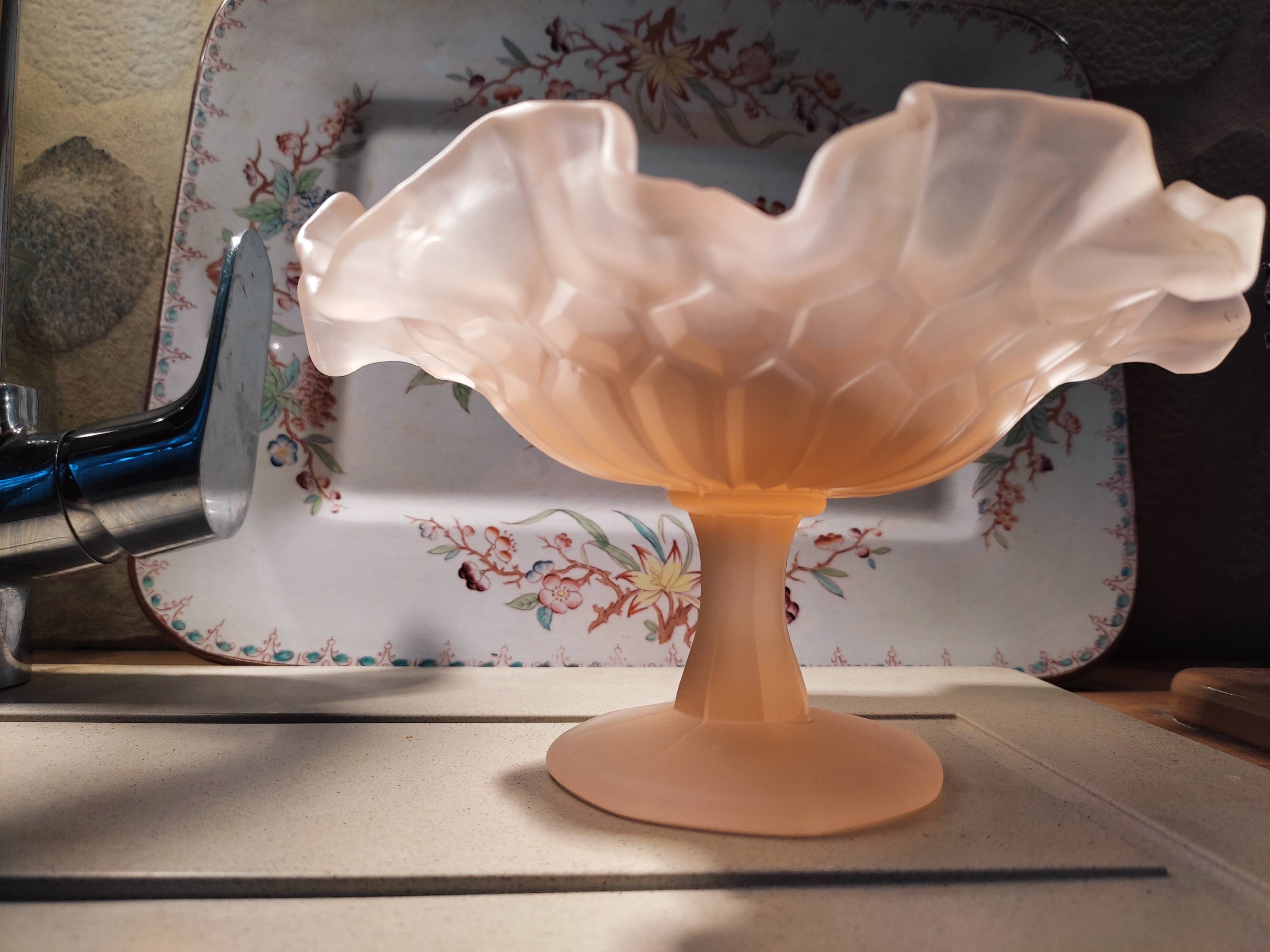 Powder pink and frosted compotier