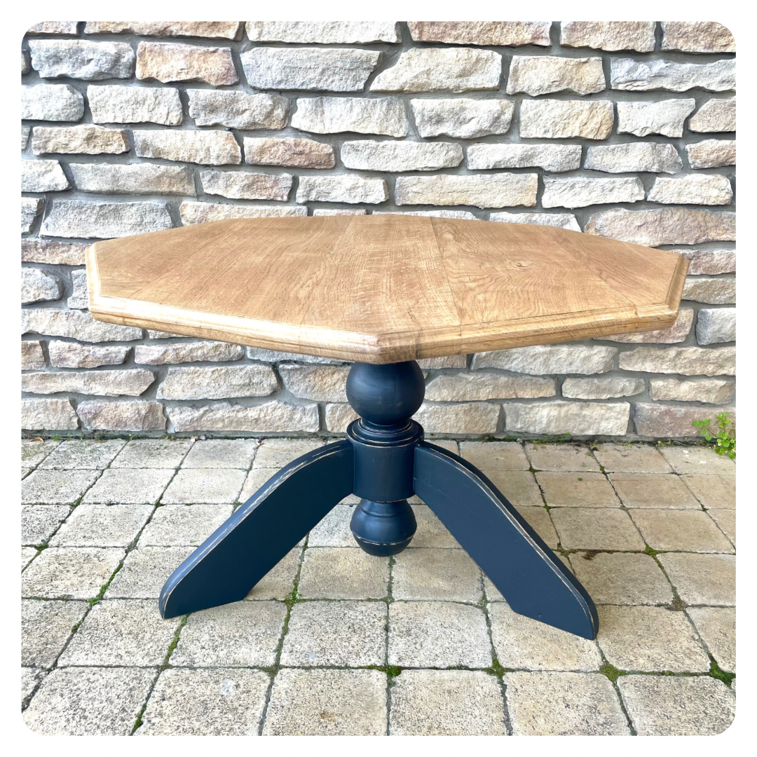 Coffee table with central leg in solid oak