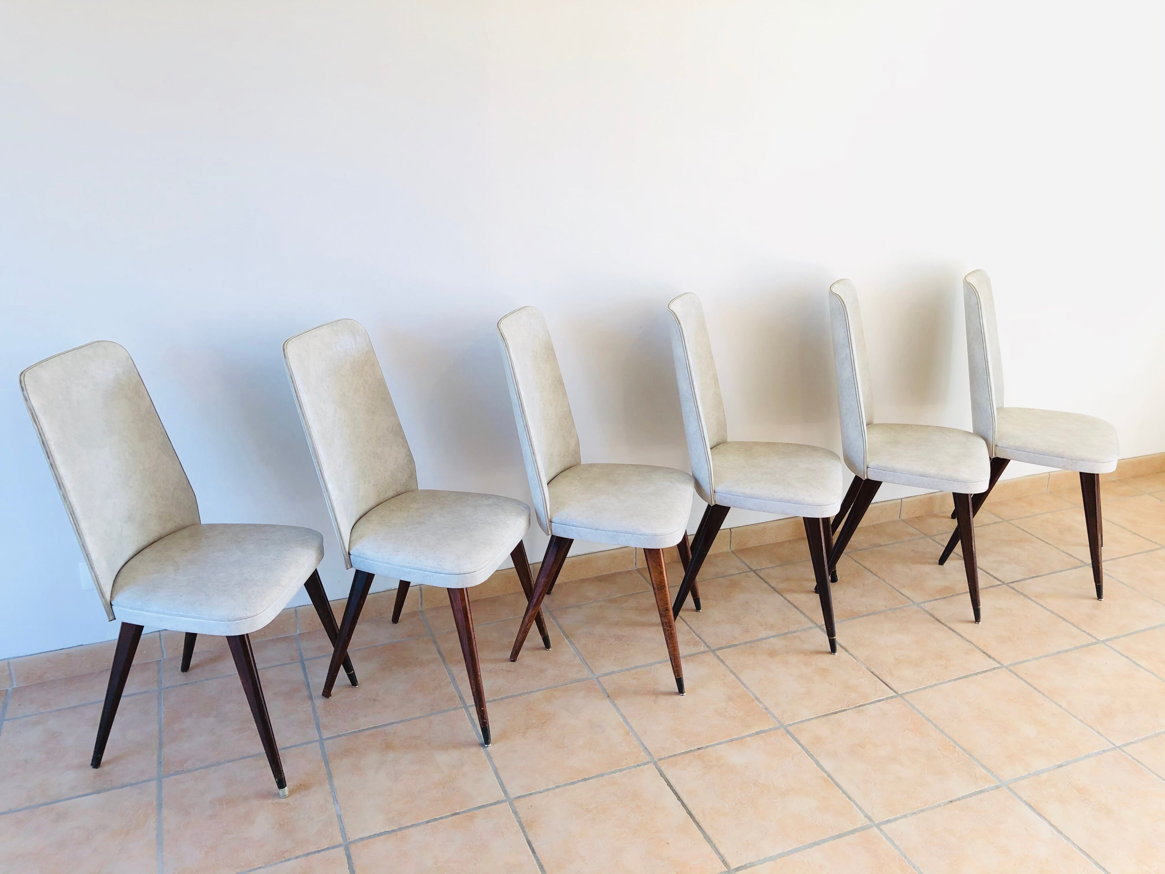 Set de 6 chaises vintage en skaï et noyer