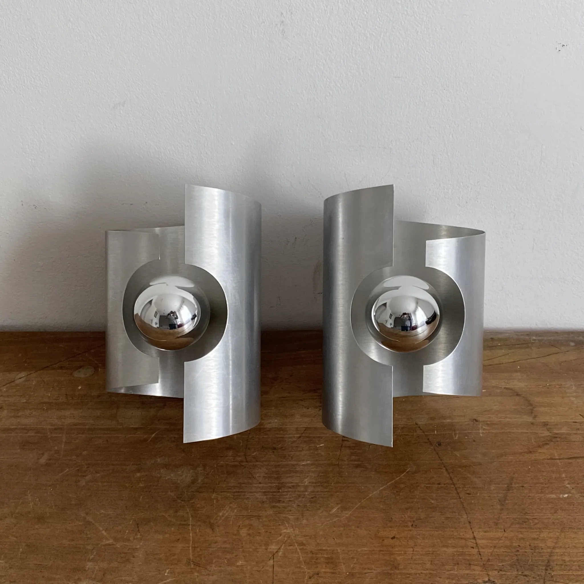 Paire d’appliques Oxar. 1970. Inox brossé.