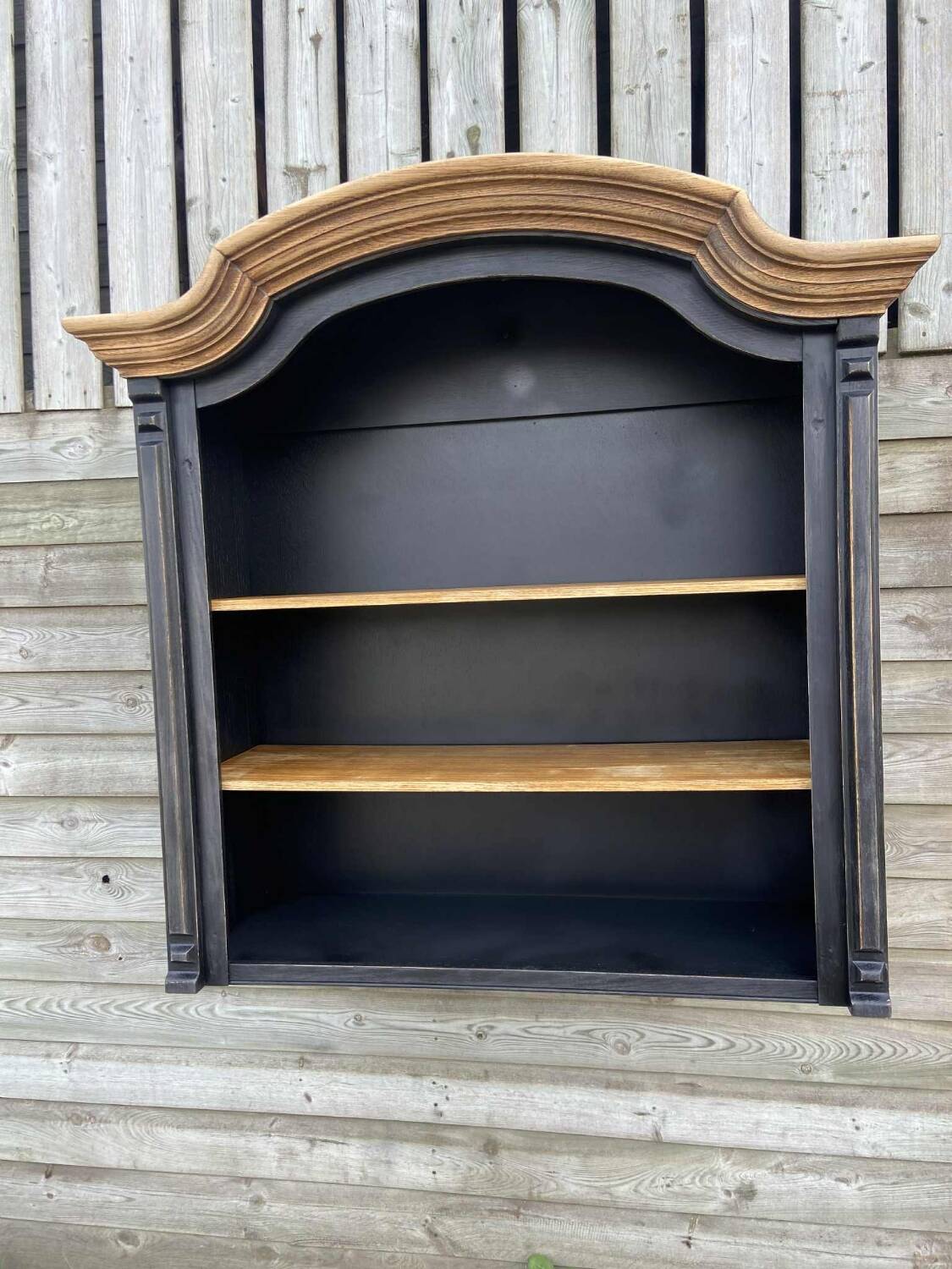 Wall-mounted shelf unit