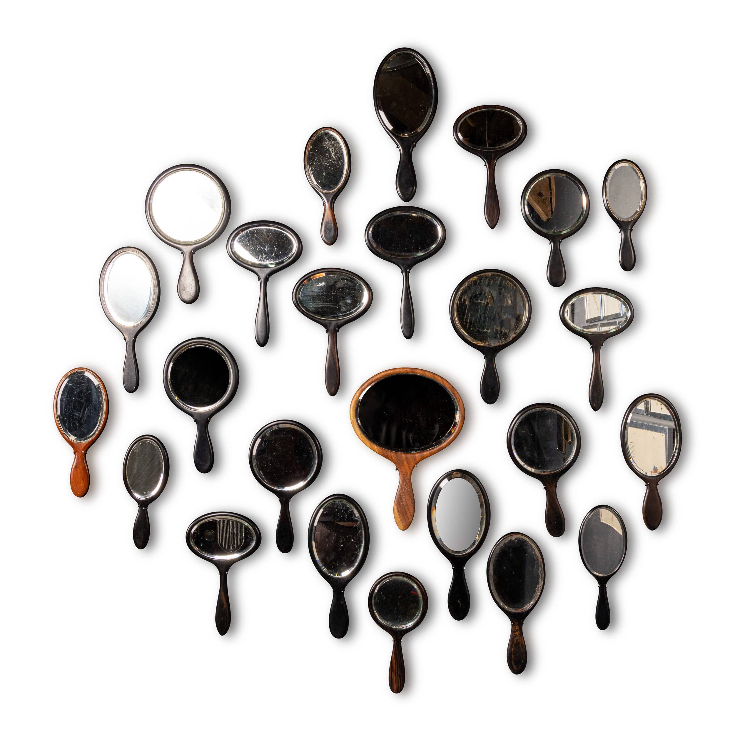 Collection antique du 19ème siècle de vingt-cinq miroirs à main en bois