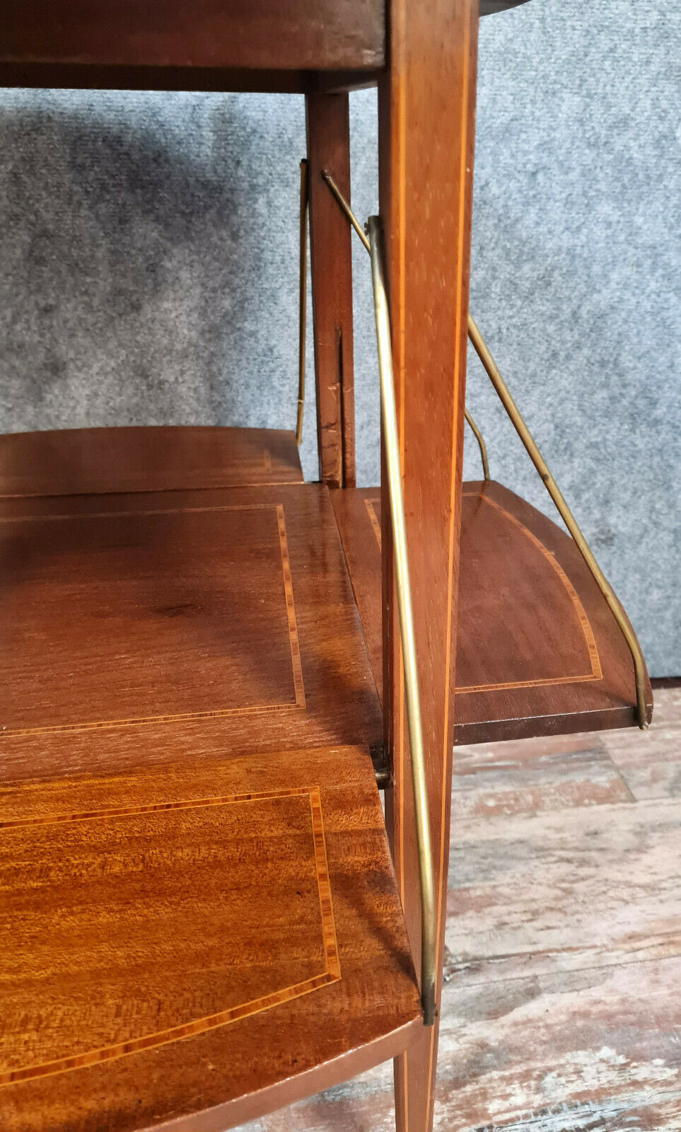 Table a thé louis xvi en acajou clair et filets vers 1900