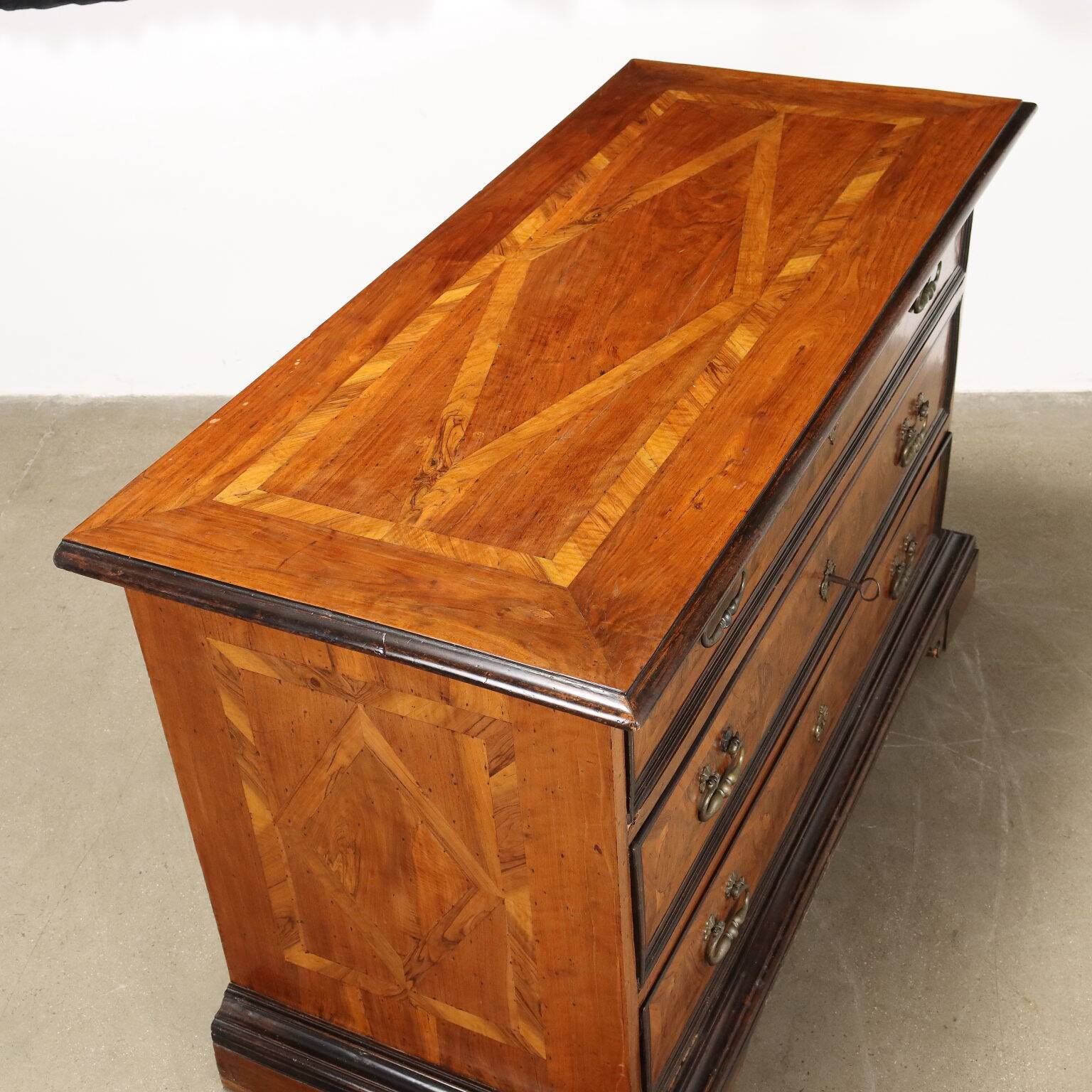 Commode baroque en noyer antique avec 3 tiroirs, 18e siècle.