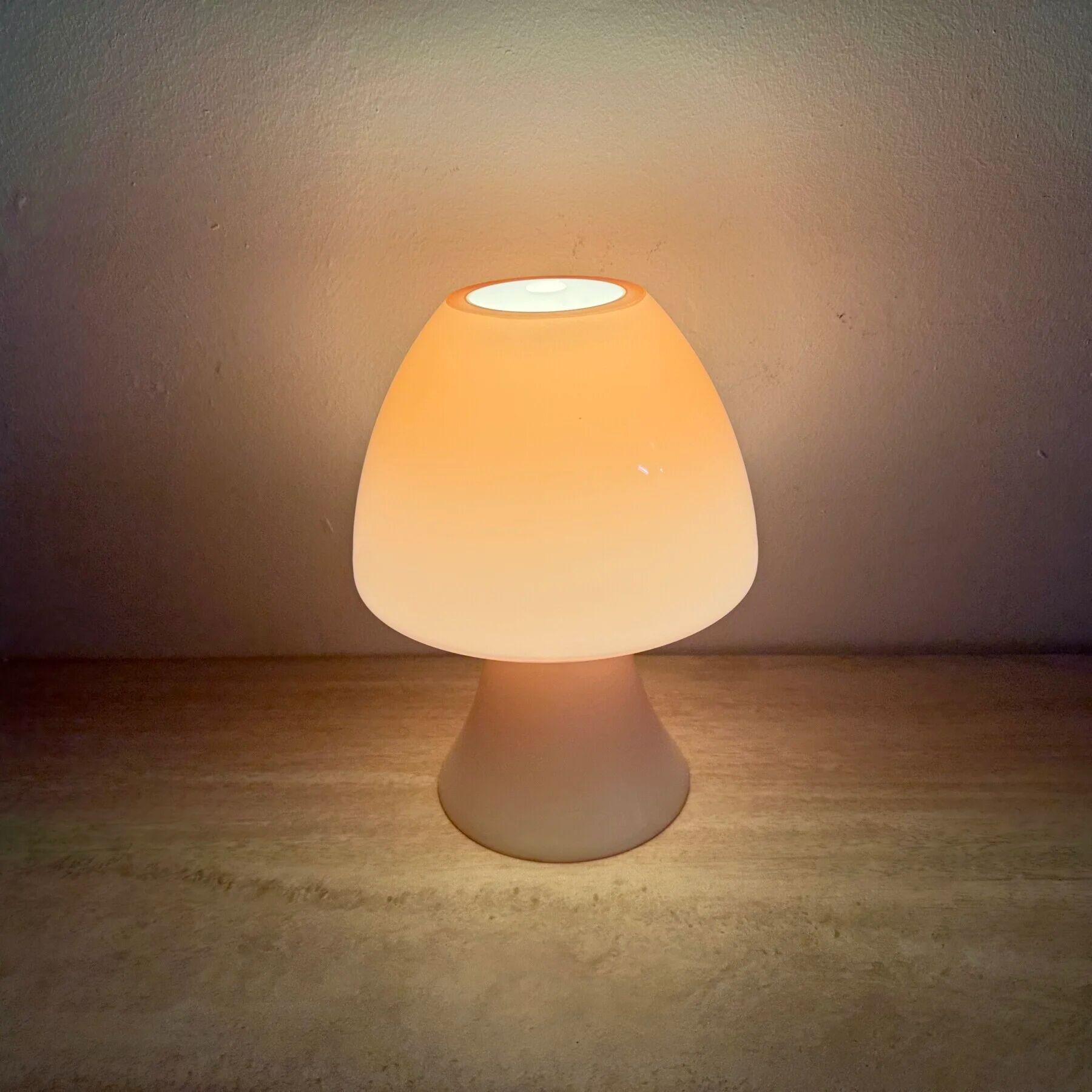 Peil & Putzer pink glass mushroom table lamp, 1970s