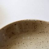 7 assiettes en grès moucheté