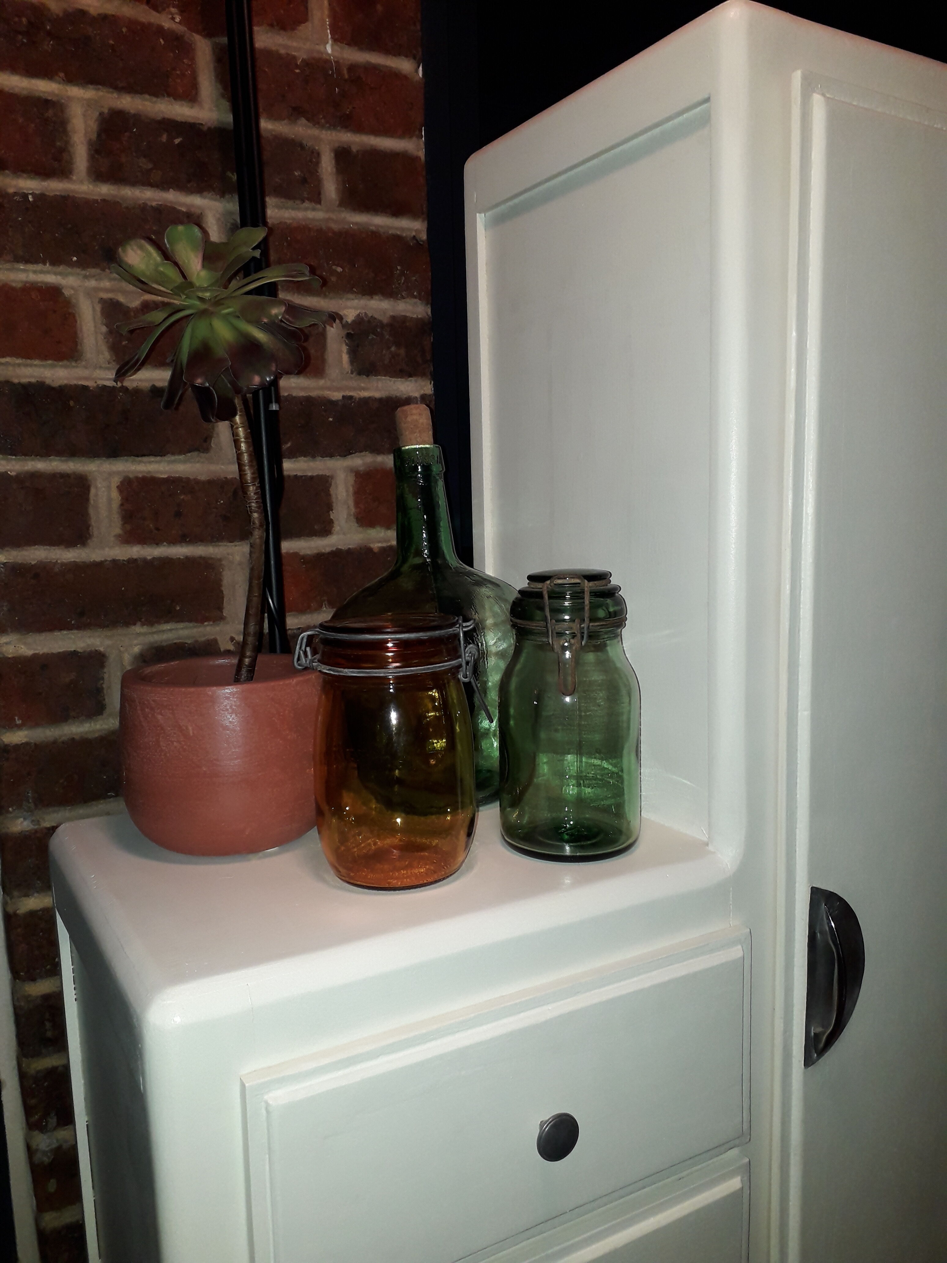 Asymmetrical cabinet