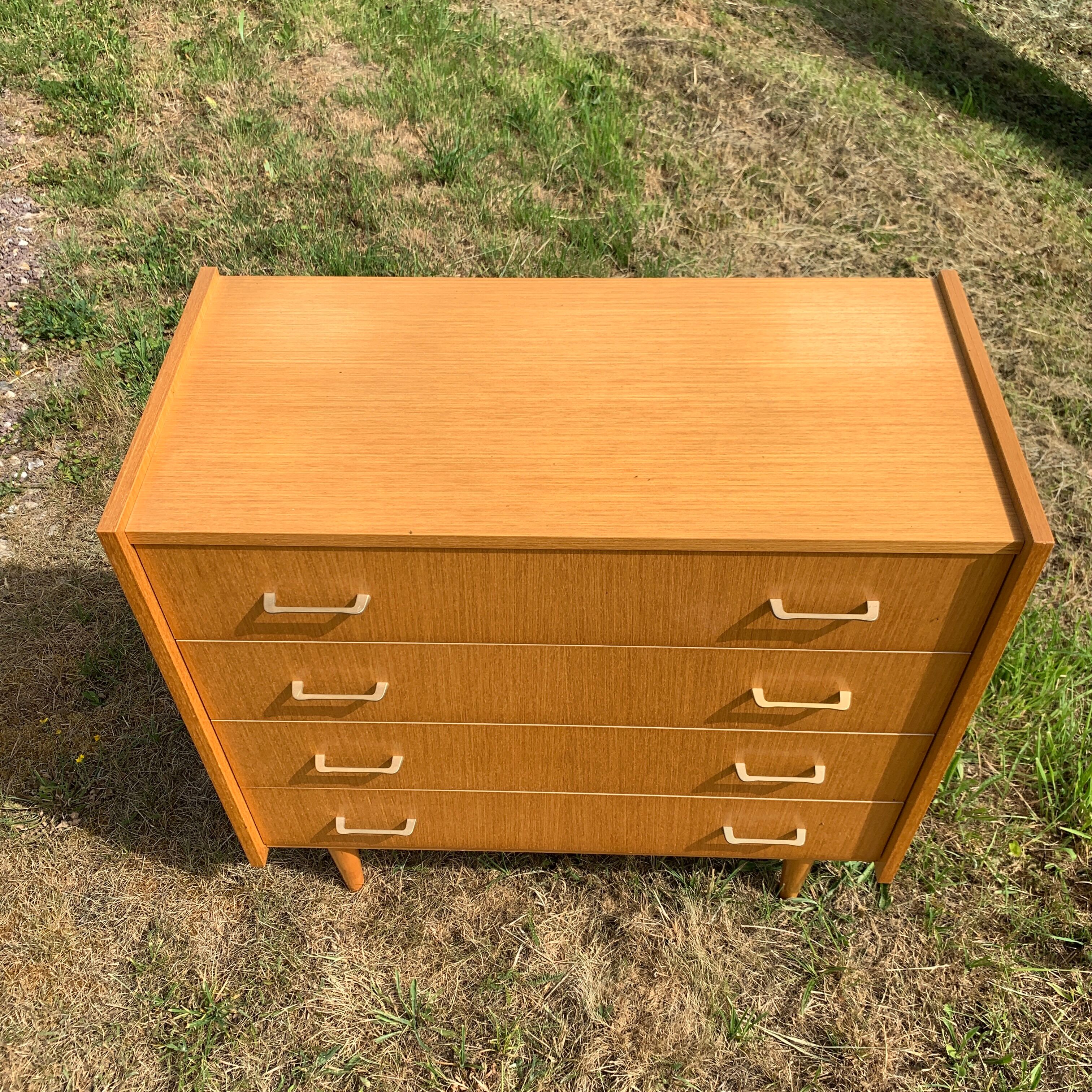 Commode 4 tiroirs vintage en aggloméré plaqué véritable bois