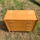 Commode 4 tiroirs vintage en aggloméré plaqué véritable bois