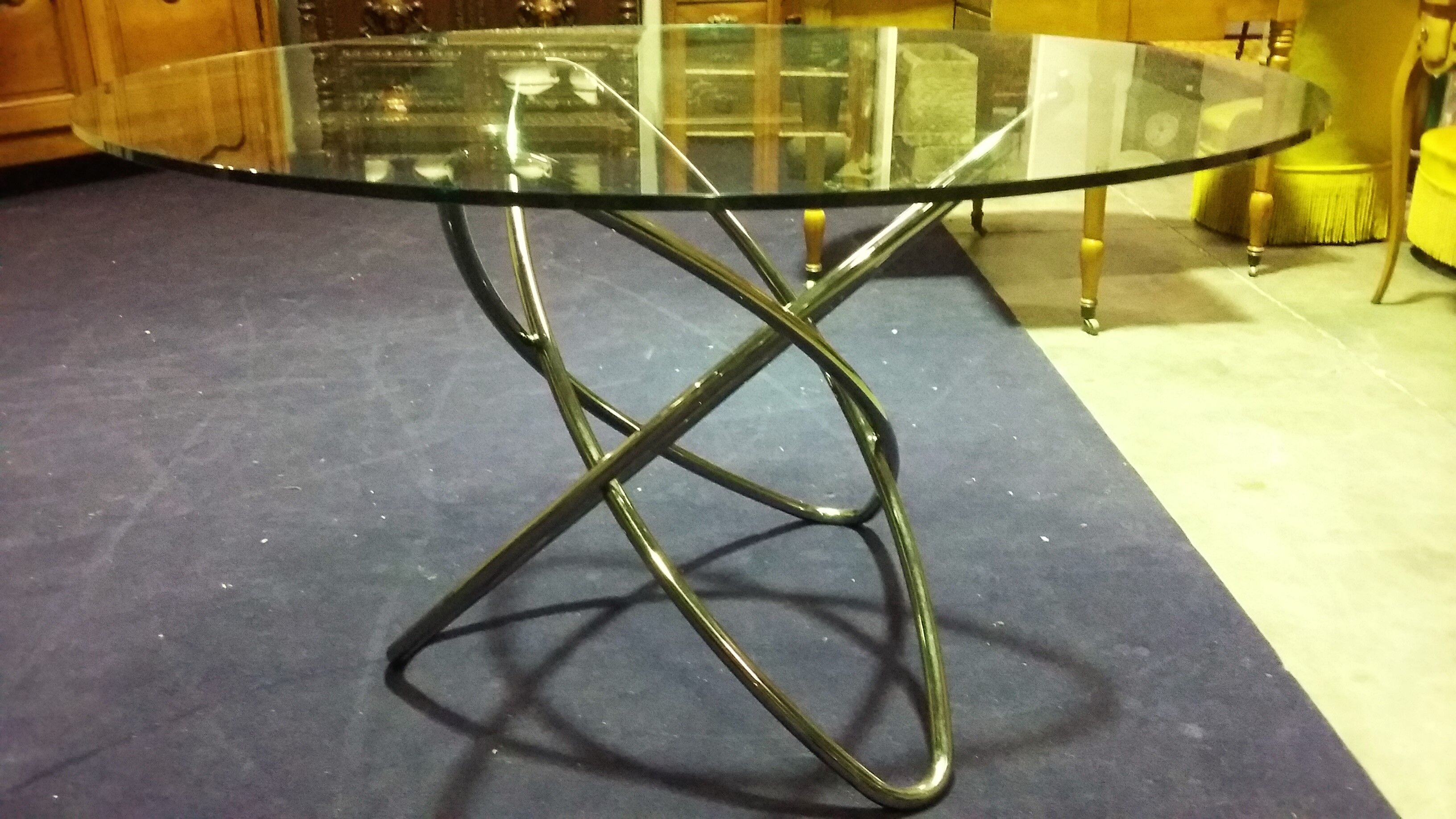 Round table in chrome and glass
