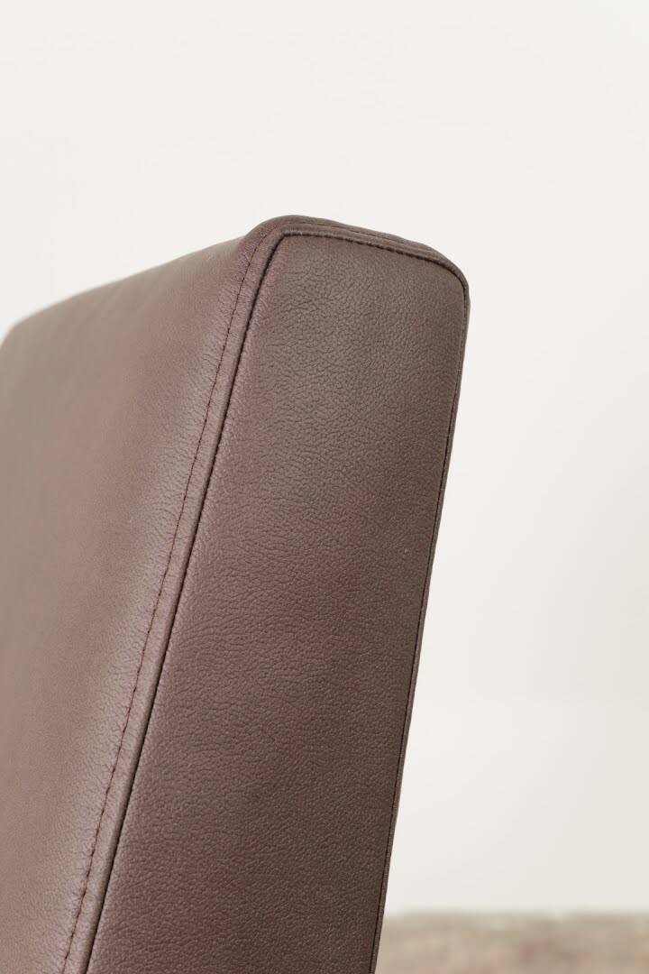 Fauteuil lounge scandinave en cuir végétal taupe foncé, design classique, couleur noyer