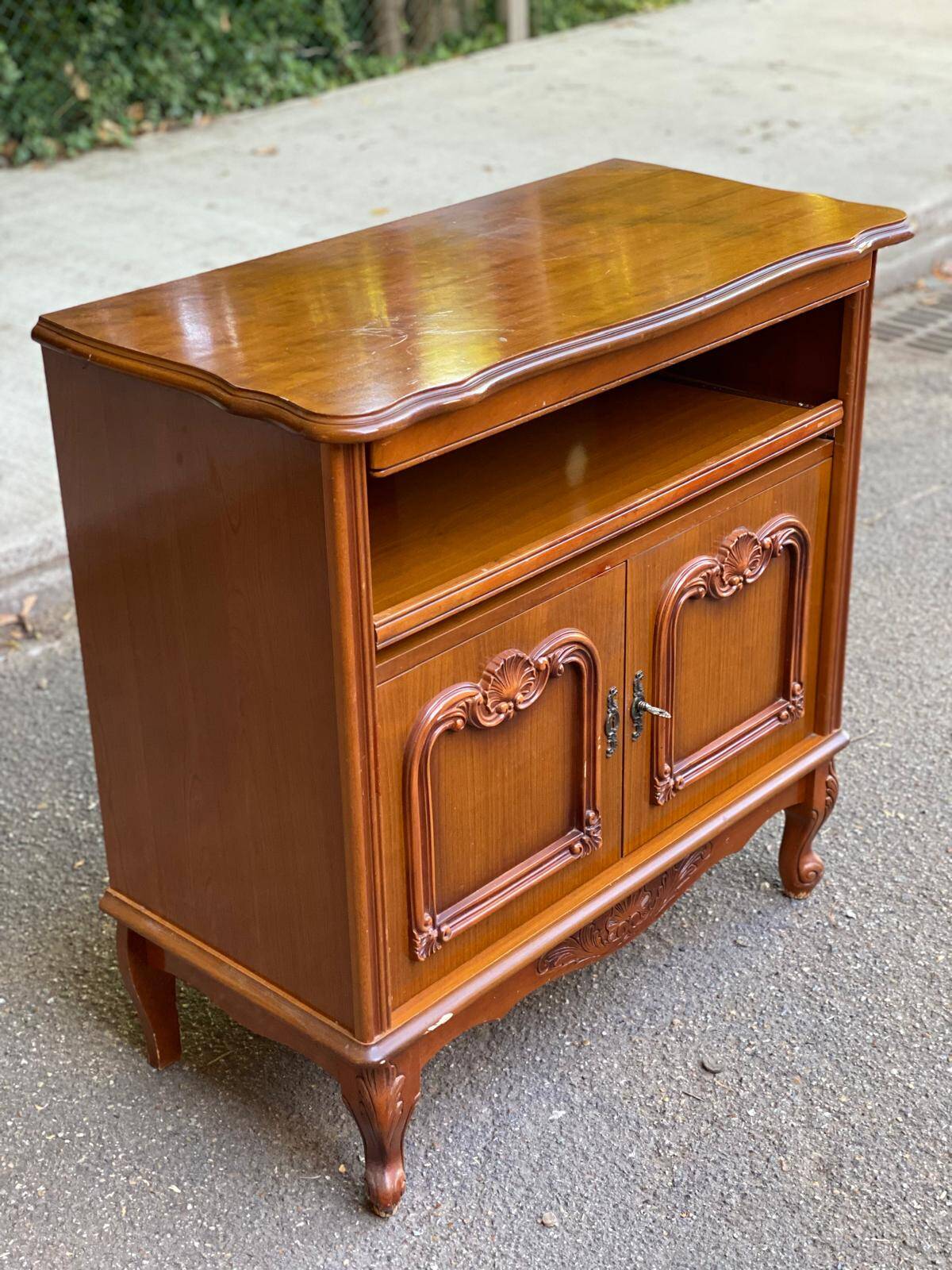 Louis XV wooden sideboard with 2-door TV cabinet