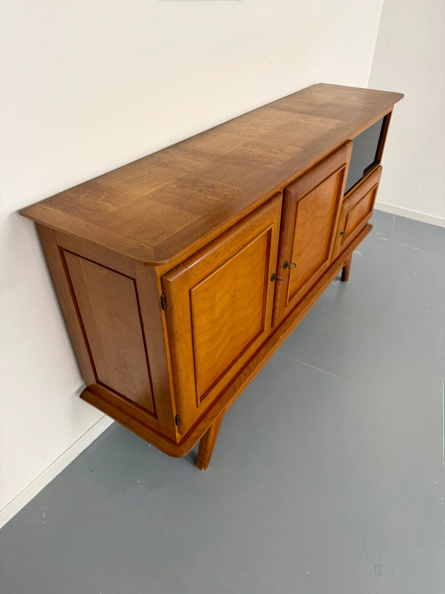 Vintage French modernist sideboard in oak, 1950s design.