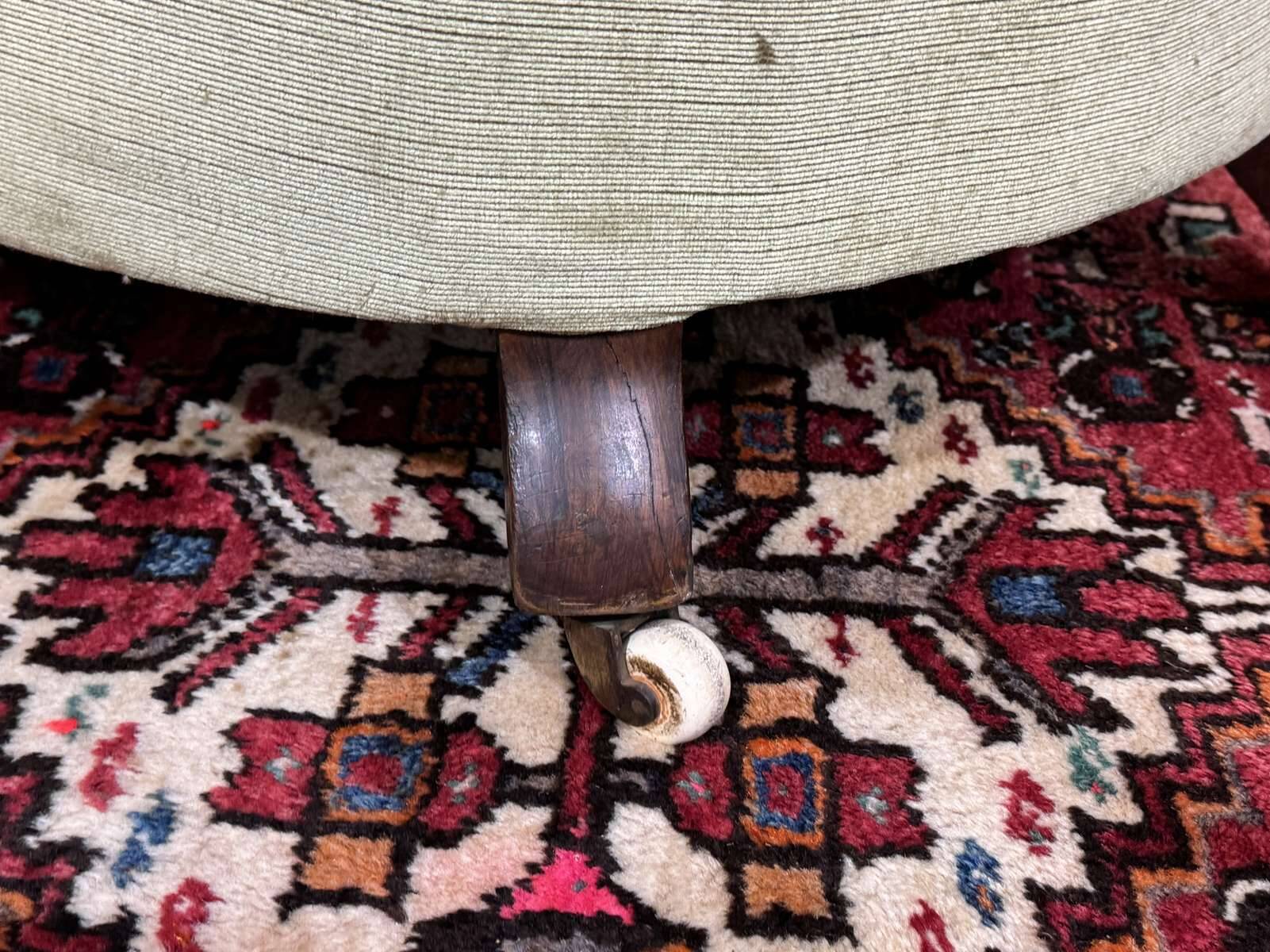 English armchair from the late 19th century.