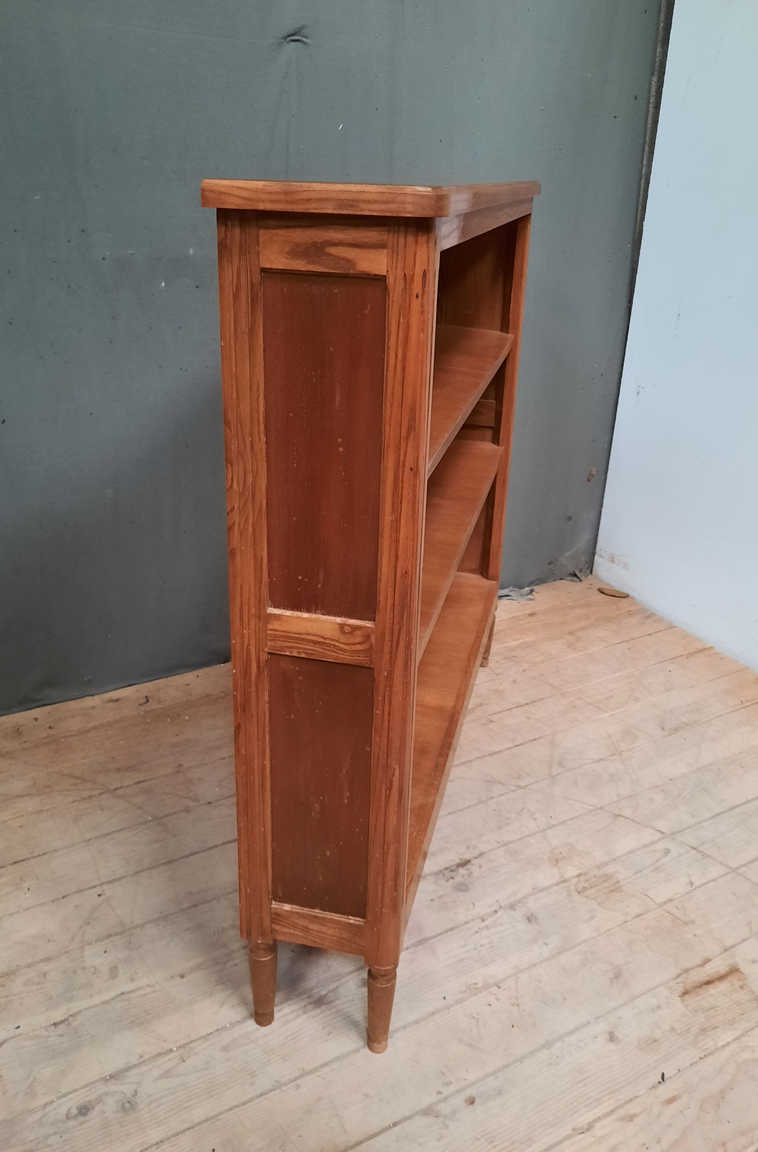 Floor on solid wood stand